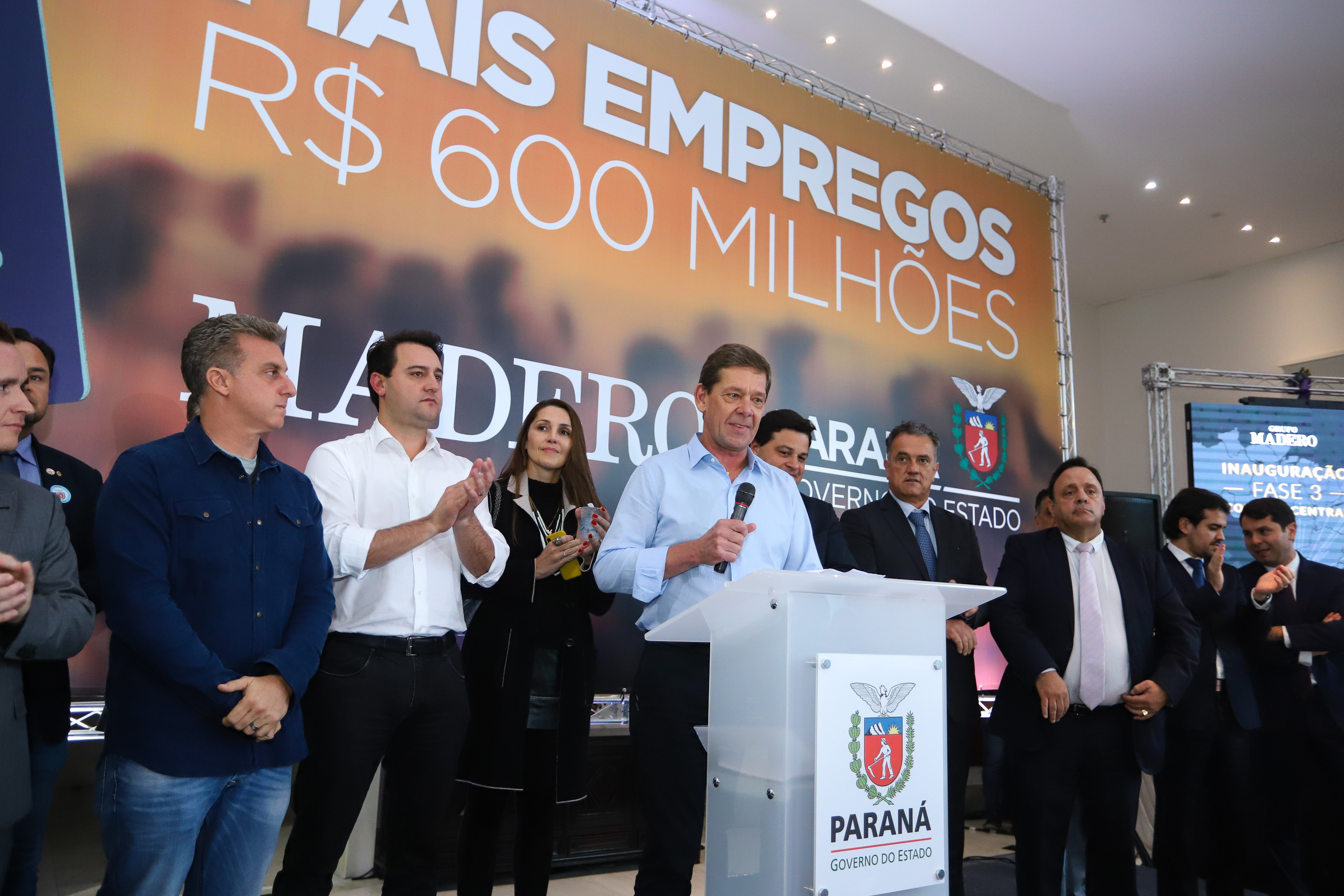 O Grupo Madero confirmou nesta quarta-feira (29), em cerimônia no Palácio Iguaçu, investimentos de R$ 600 milhões na ampliação das operações da empresa em Ponta Grossa, na região dos Campos Gerais. O anúncio foi feito pelo presidente do Grupo, Júnior Durski, ao lado do governador Carlos Massa Ratinho Junior e do apresentador Luciano Huck, sócio do empreendimento. - Curitiba, 29/05/2019 - Foto: Rodrigo Félix Leal/ANPr