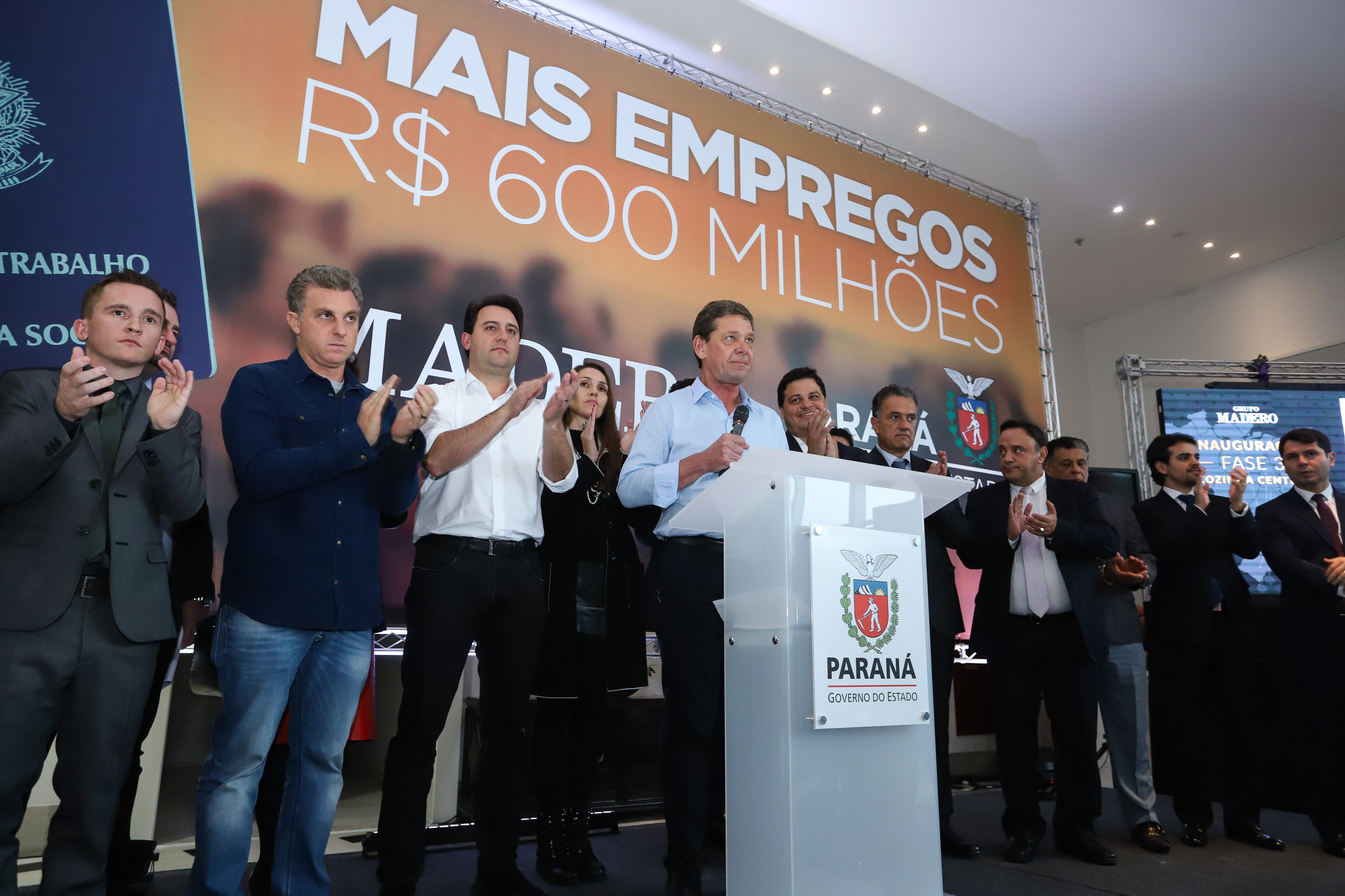 O Grupo Madero confirmou nesta quarta-feira (29), em cerimônia no Palácio Iguaçu, investimentos de R$ 600 milhões na ampliação das operações da empresa em Ponta Grossa, na região dos Campos Gerais. O anúncio foi feito pelo presidente do Grupo, Júnior Durski, ao lado do governador Carlos Massa Ratinho Junior e do apresentador Luciano Huck, sócio do empreendimento. - Curitiba, 29/05/2019 - Foto: Rodrigo Félix Leal/ANPr