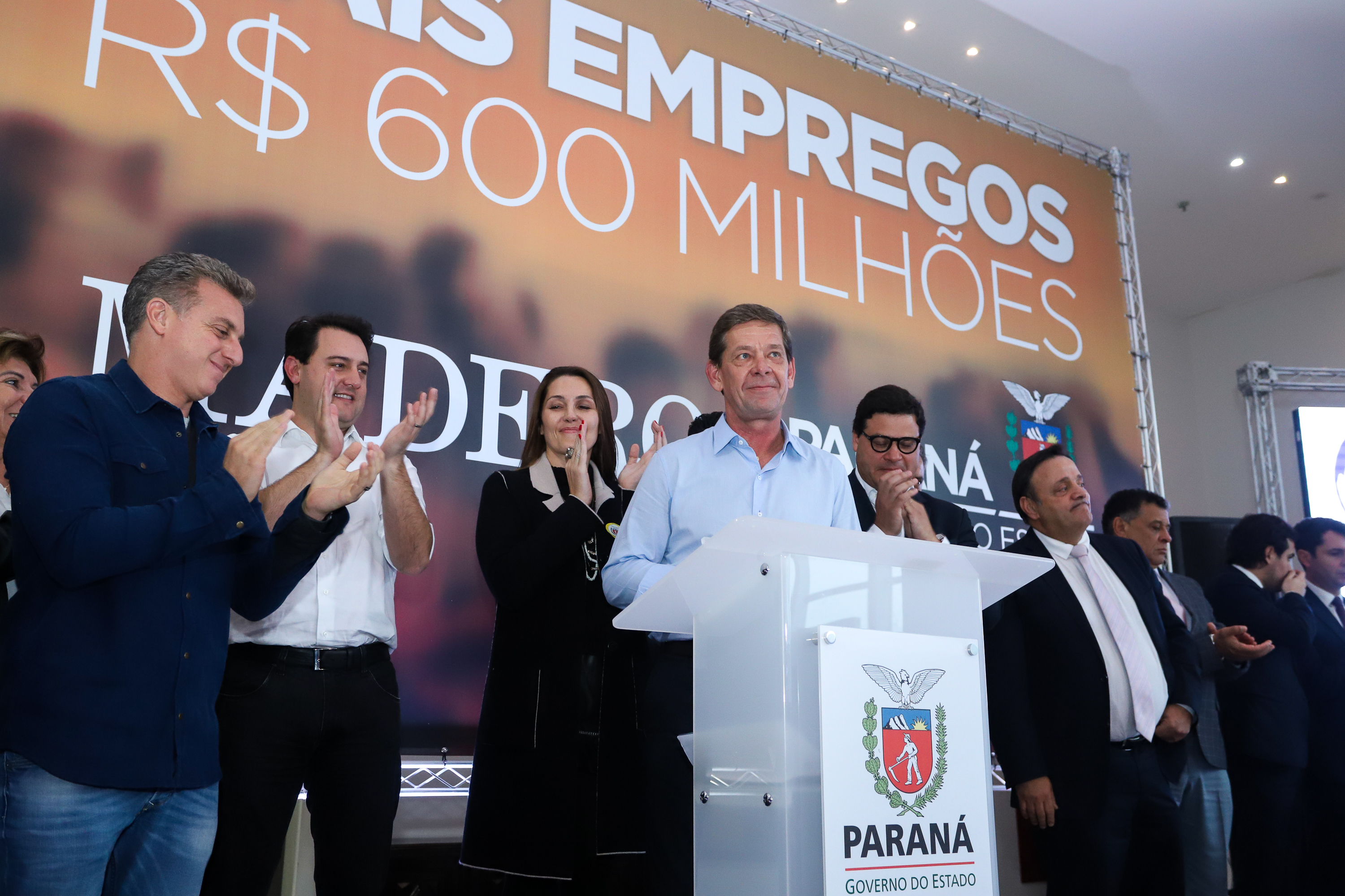 O Grupo Madero confirmou nesta quarta-feira (29), em cerimônia no Palácio Iguaçu, investimentos de R$ 600 milhões na ampliação das operações da empresa em Ponta Grossa, na região dos Campos Gerais. O anúncio foi feito pelo presidente do Grupo, Júnior Durski, ao lado do governador Carlos Massa Ratinho Junior e do apresentador Luciano Huck, sócio do empreendimento. - Curitiba, 29/05/2019 - Foto: Rodrigo Félix Leal/ANPr