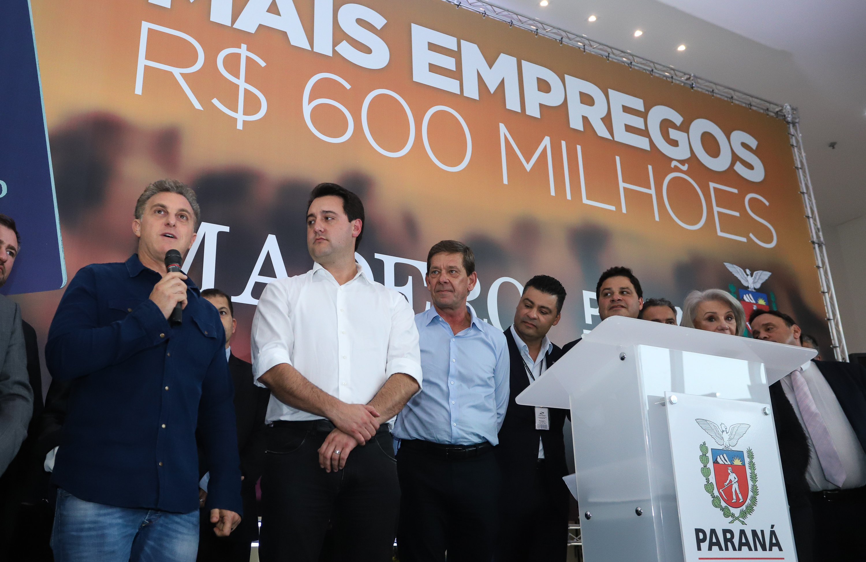 O Grupo Madero confirmou nesta quarta-feira (29), em cerimônia no Palácio Iguaçu, investimentos de R$ 600 milhões na ampliação das operações da empresa em Ponta Grossa, na região dos Campos Gerais. O anúncio foi feito pelo presidente do Grupo, Júnior Durski, ao lado do governador Carlos Massa Ratinho Junior e do apresentador Luciano Huck, sócio do empreendimento. - Curitiba, 29/05/2019 - Foto: Rodrigo Félix Leal/ANPr