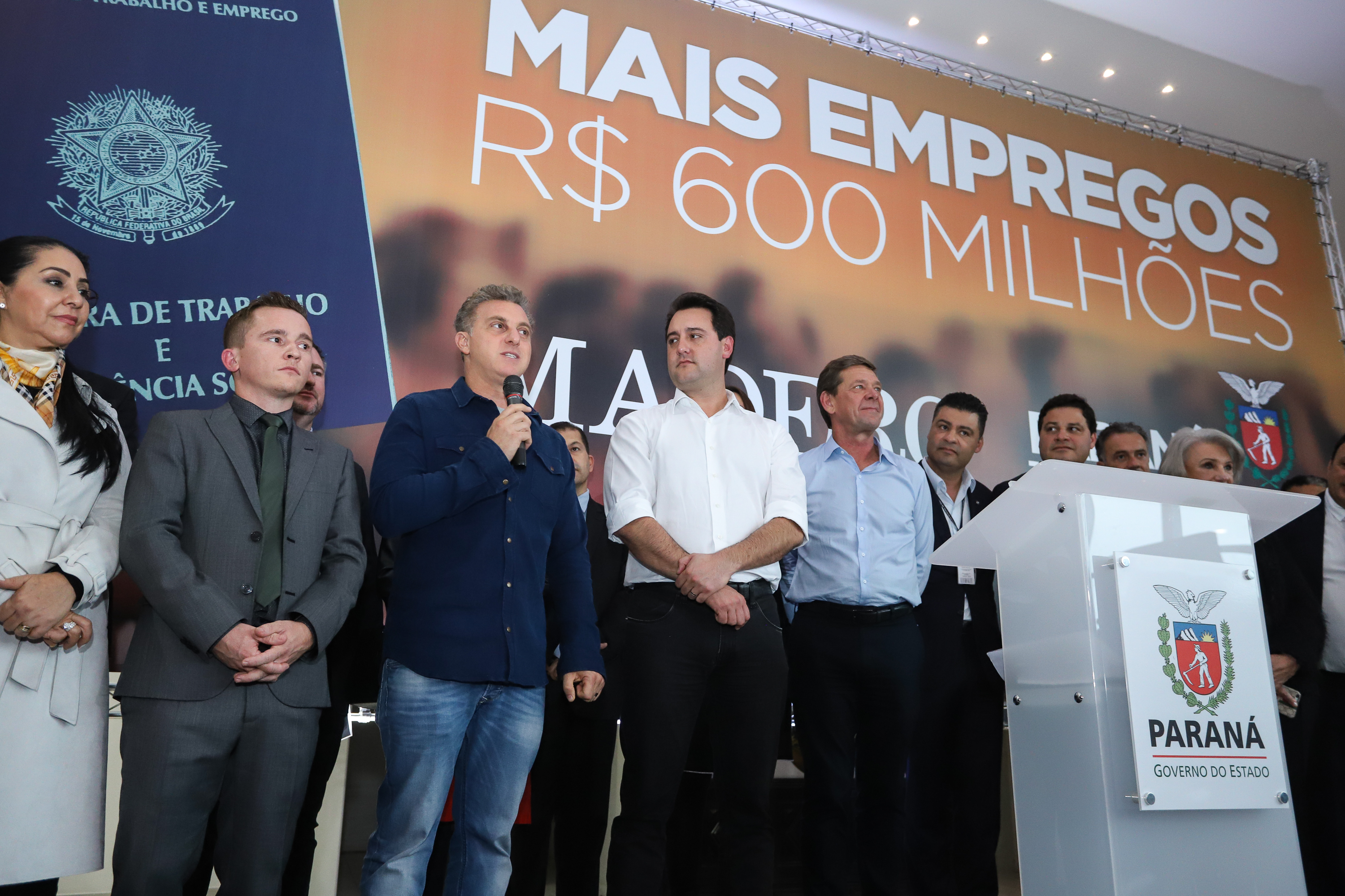 O Grupo Madero confirmou nesta quarta-feira (29), em cerimônia no Palácio Iguaçu, investimentos de R$ 600 milhões na ampliação das operações da empresa em Ponta Grossa, na região dos Campos Gerais. O anúncio foi feito pelo presidente do Grupo, Júnior Durski, ao lado do governador Carlos Massa Ratinho Junior e do apresentador Luciano Huck, sócio do empreendimento. - Curitiba, 29/05/2019 - Foto: Rodrigo Félix Leal/ANPr