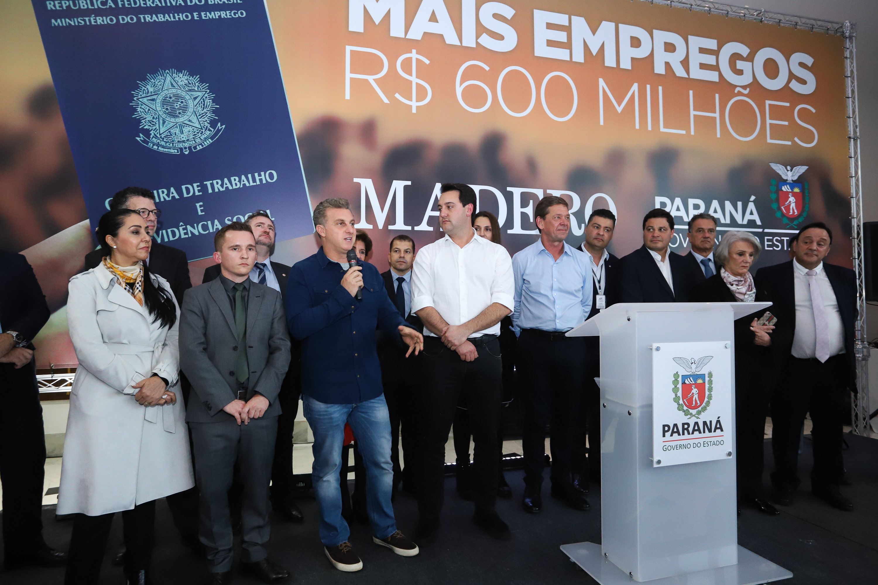 O Grupo Madero confirmou nesta quarta-feira (29), em cerimônia no Palácio Iguaçu, investimentos de R$ 600 milhões na ampliação das operações da empresa em Ponta Grossa, na região dos Campos Gerais. O anúncio foi feito pelo presidente do Grupo, Júnior Durski, ao lado do governador Carlos Massa Ratinho Junior e do apresentador Luciano Huck, sócio do empreendimento. - Curitiba, 29/05/2019 - Foto: Rodrigo Félix Leal/ANPr