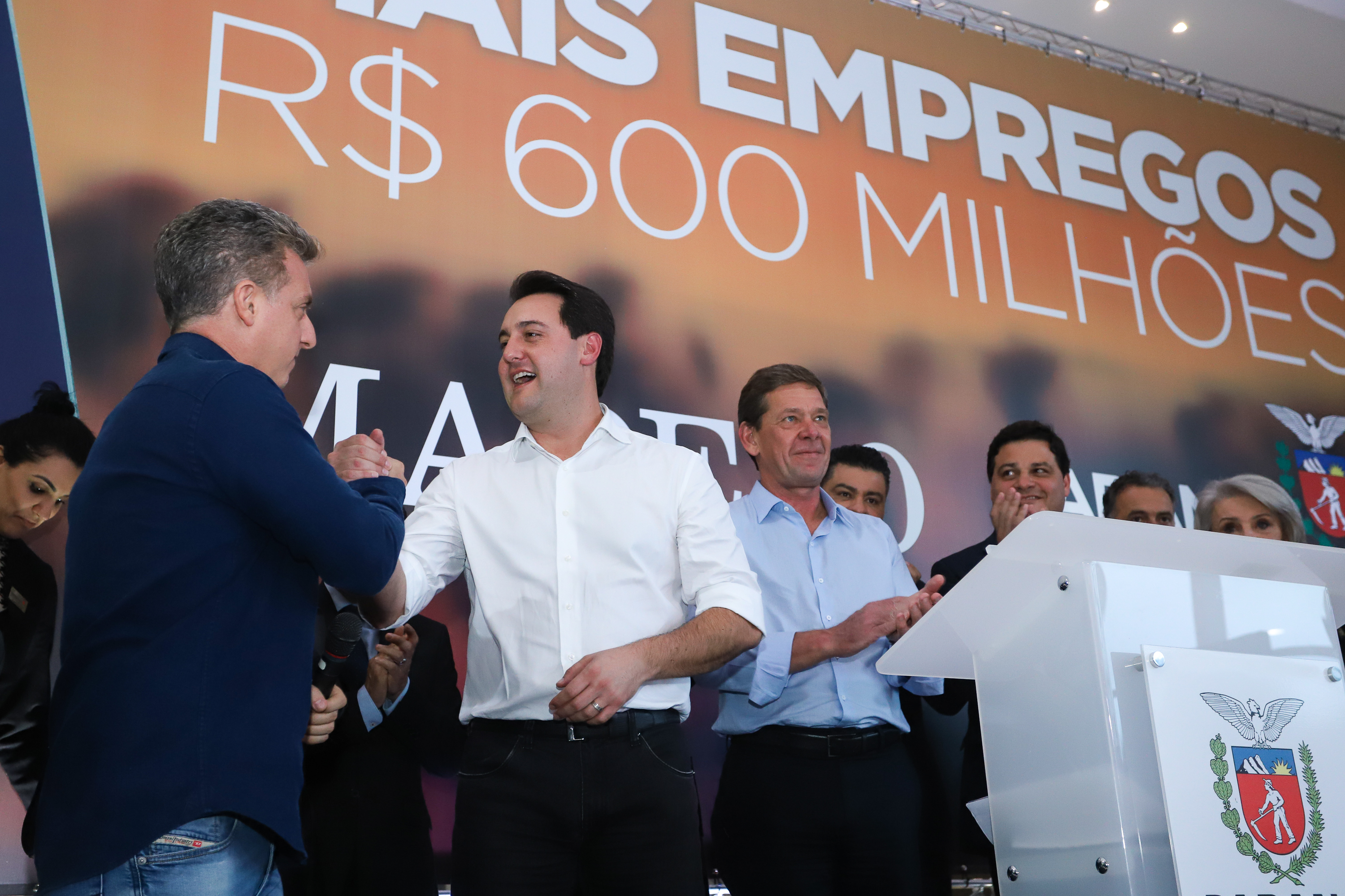 O Grupo Madero confirmou nesta quarta-feira (29), em cerimônia no Palácio Iguaçu, investimentos de R$ 600 milhões na ampliação das operações da empresa em Ponta Grossa, na região dos Campos Gerais. O anúncio foi feito pelo presidente do Grupo, Júnior Durski, ao lado do governador Carlos Massa Ratinho Junior e do apresentador Luciano Huck, sócio do empreendimento. - Curitiba, 29/05/2019 - Foto: Rodrigo Félix Leal/ANPr