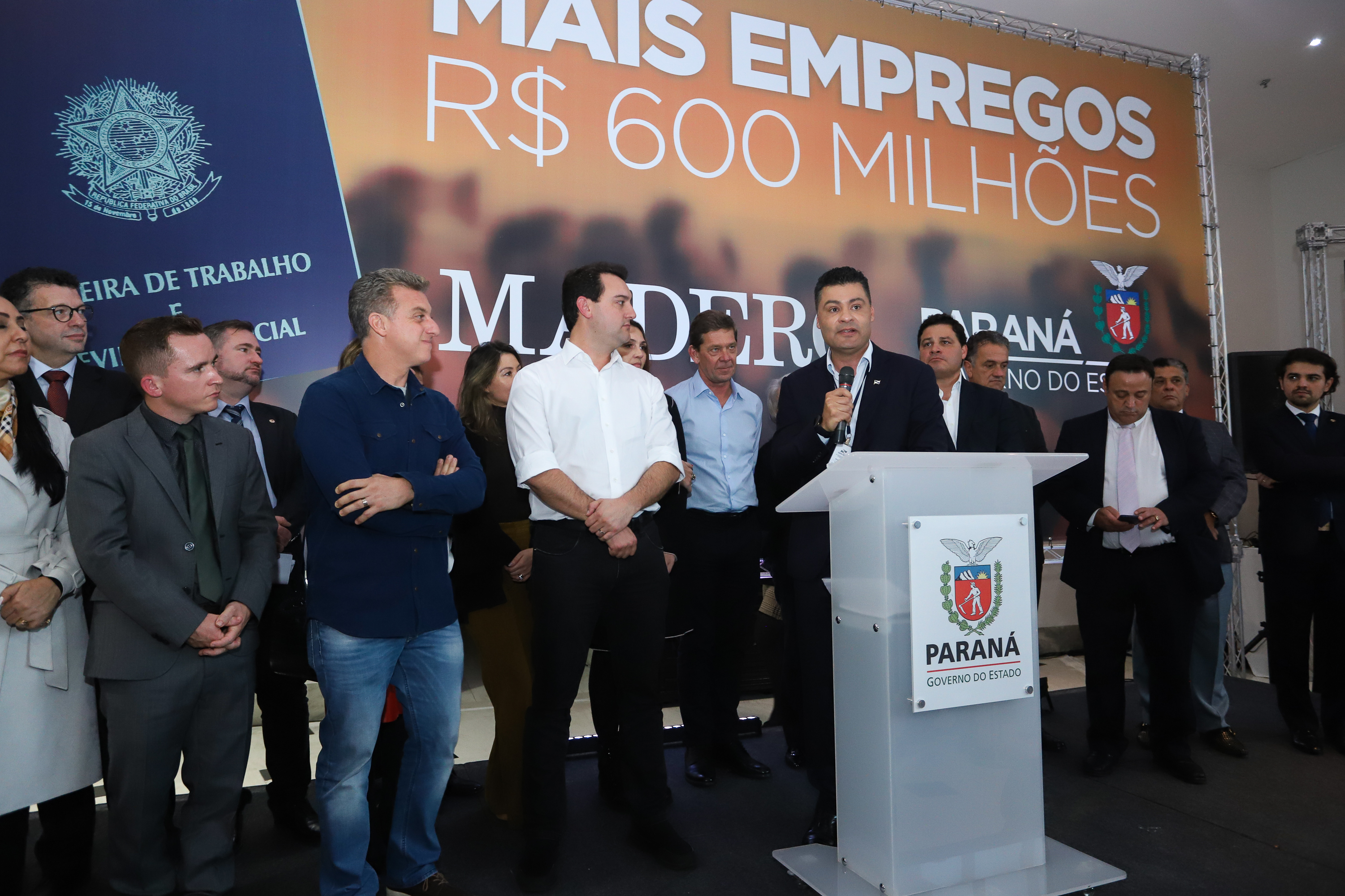 O Grupo Madero confirmou nesta quarta-feira (29), em cerimônia no Palácio Iguaçu, investimentos de R$ 600 milhões na ampliação das operações da empresa em Ponta Grossa, na região dos Campos Gerais. O anúncio foi feito pelo presidente do Grupo, Júnior Durski, ao lado do governador Carlos Massa Ratinho Junior e do apresentador Luciano Huck, sócio do empreendimento. - Curitiba, 29/05/2019 - Foto: Rodrigo Félix Leal/ANPr