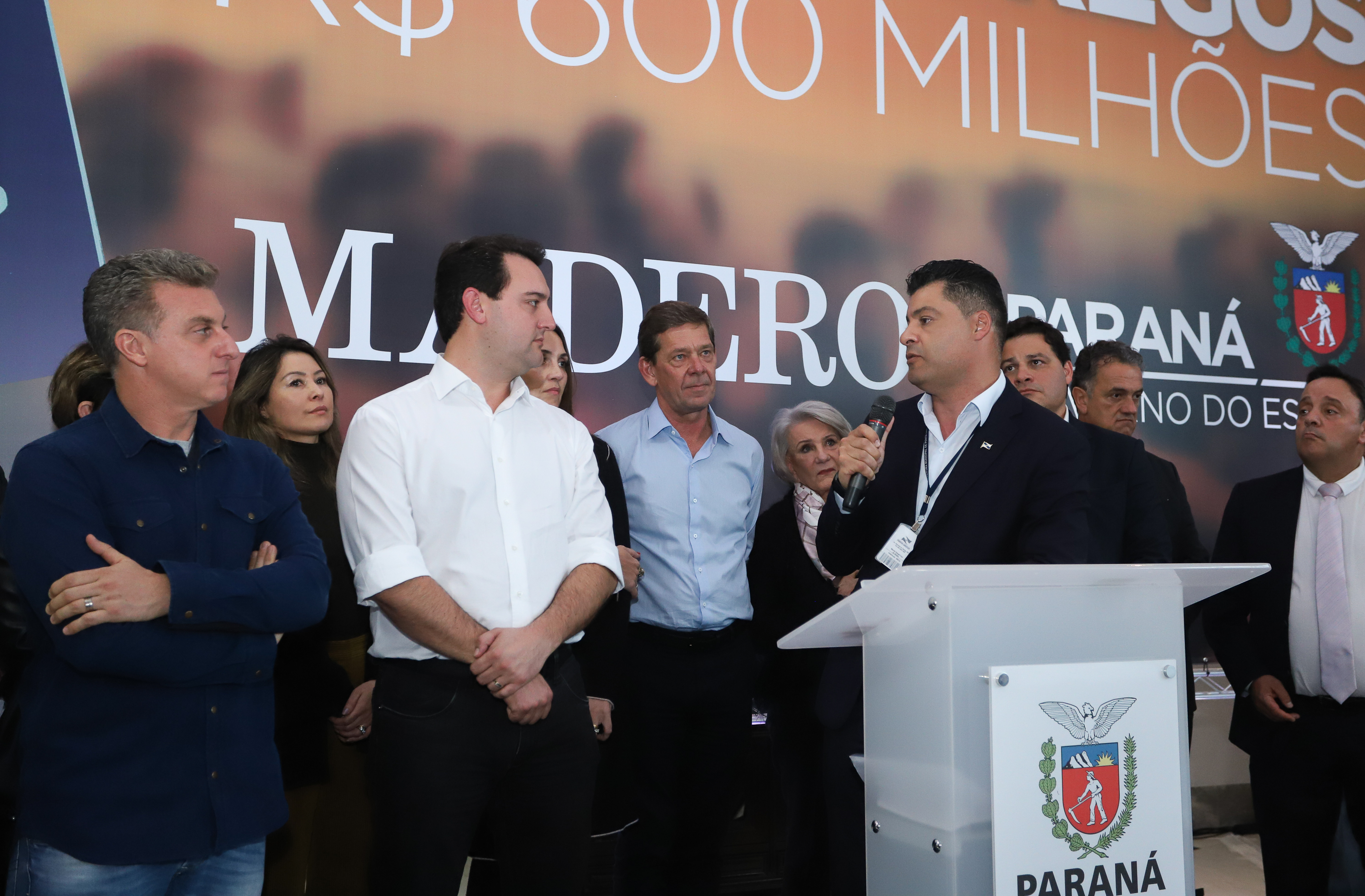 O Grupo Madero confirmou nesta quarta-feira (29), em cerimônia no Palácio Iguaçu, investimentos de R$ 600 milhões na ampliação das operações da empresa em Ponta Grossa, na região dos Campos Gerais. O anúncio foi feito pelo presidente do Grupo, Júnior Durski, ao lado do governador Carlos Massa Ratinho Junior e do apresentador Luciano Huck, sócio do empreendimento. - Curitiba, 29/05/2019 - Foto: Rodrigo Félix Leal/ANPr