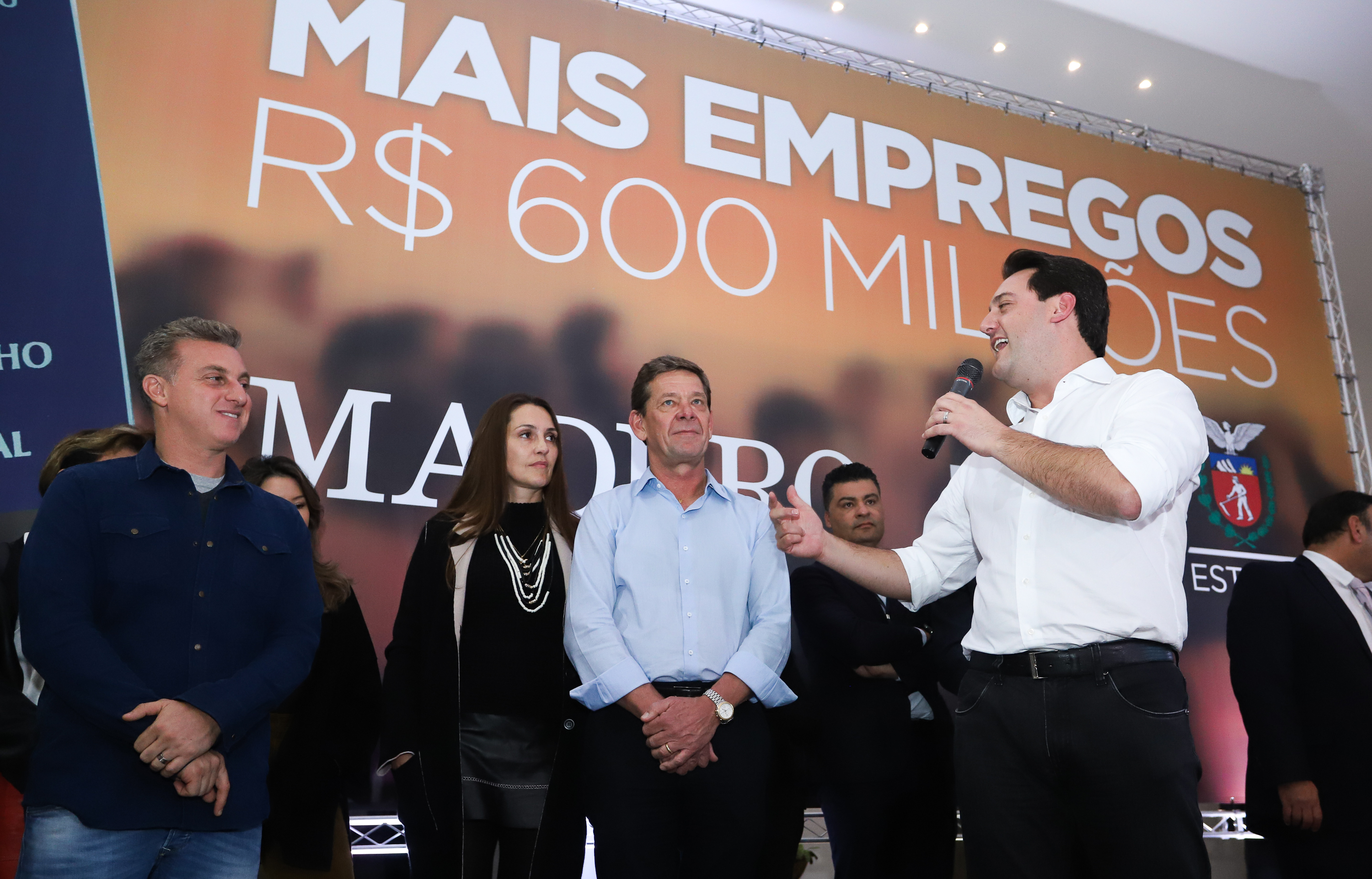 O Grupo Madero confirmou nesta quarta-feira (29), em cerimônia no Palácio Iguaçu, investimentos de R$ 600 milhões na ampliação das operações da empresa em Ponta Grossa, na região dos Campos Gerais. O anúncio foi feito pelo presidente do Grupo, Júnior Durski, ao lado do governador Carlos Massa Ratinho Junior e do apresentador Luciano Huck, sócio do empreendimento. - Curitiba, 29/05/2019 - Foto: Rodrigo Félix Leal/ANPr