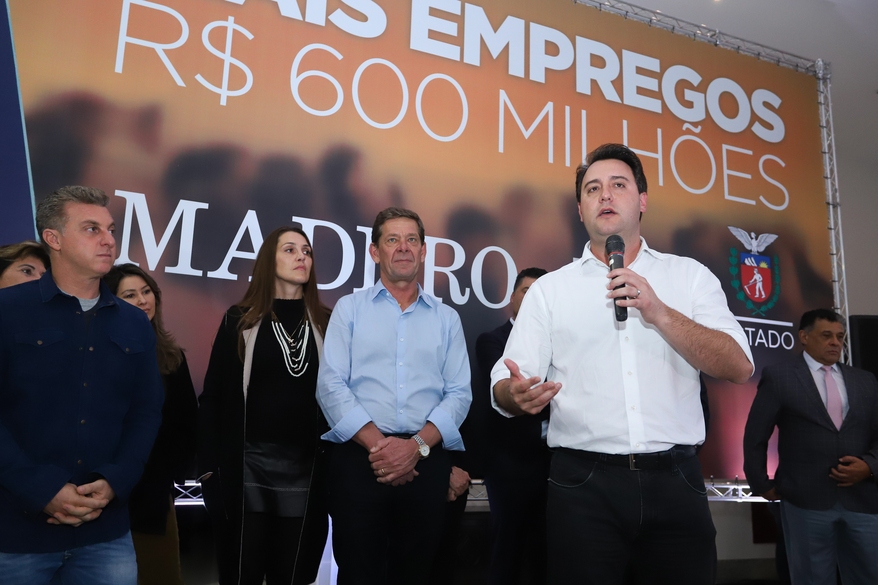 O Grupo Madero confirmou nesta quarta-feira (29), em cerimônia no Palácio Iguaçu, investimentos de R$ 600 milhões na ampliação das operações da empresa em Ponta Grossa, na região dos Campos Gerais. O anúncio foi feito pelo presidente do Grupo, Júnior Durski, ao lado do governador Carlos Massa Ratinho Junior e do apresentador Luciano Huck, sócio do empreendimento. - Curitiba, 29/05/2019 - Foto: Rodrigo Félix Leal/ANPr