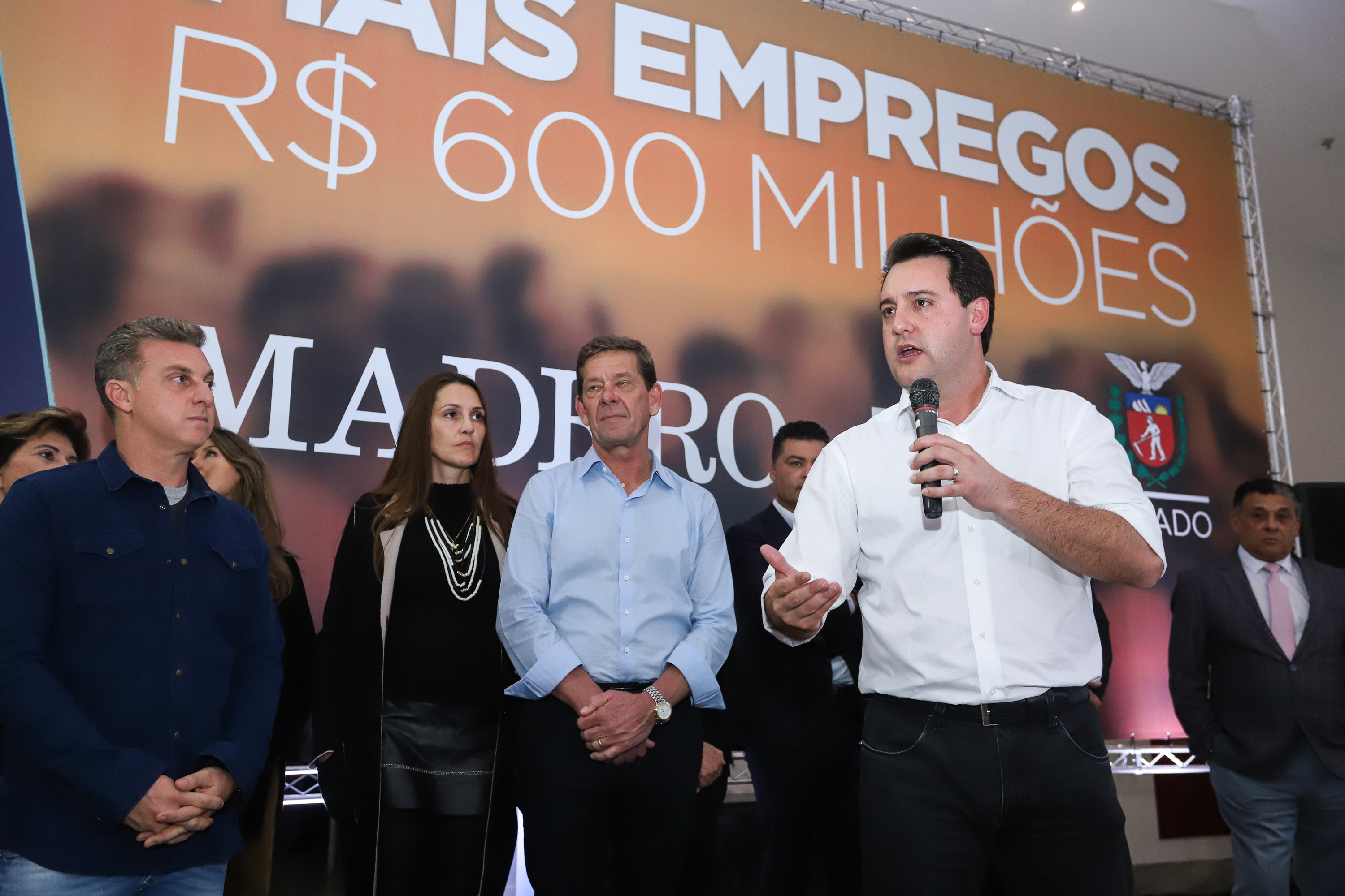 O Grupo Madero confirmou nesta quarta-feira (29), em cerimônia no Palácio Iguaçu, investimentos de R$ 600 milhões na ampliação das operações da empresa em Ponta Grossa, na região dos Campos Gerais. O anúncio foi feito pelo presidente do Grupo, Júnior Durski, ao lado do governador Carlos Massa Ratinho Junior e do apresentador Luciano Huck, sócio do empreendimento. - Curitiba, 29/05/2019 - Foto: Rodrigo Félix Leal/ANPr