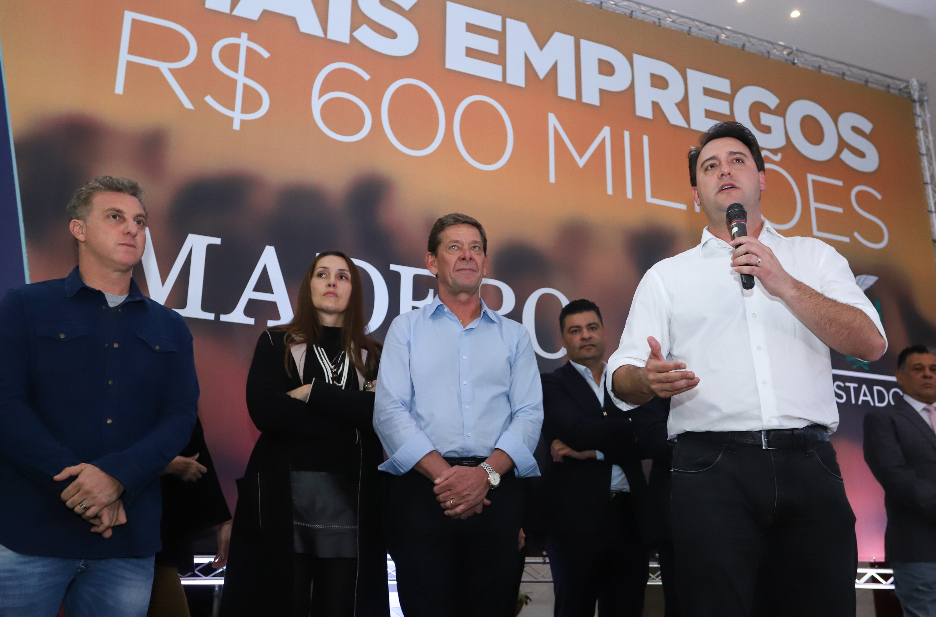 O Grupo Madero confirmou nesta quarta-feira (29), em cerimônia no Palácio Iguaçu, investimentos de R$ 600 milhões na ampliação das operações da empresa em Ponta Grossa, na região dos Campos Gerais. O anúncio foi feito pelo presidente do Grupo, Júnior Durski, ao lado do governador Carlos Massa Ratinho Junior e do apresentador Luciano Huck, sócio do empreendimento. - Curitiba, 29/05/2019 - Foto: Rodrigo Félix Leal/ANPr