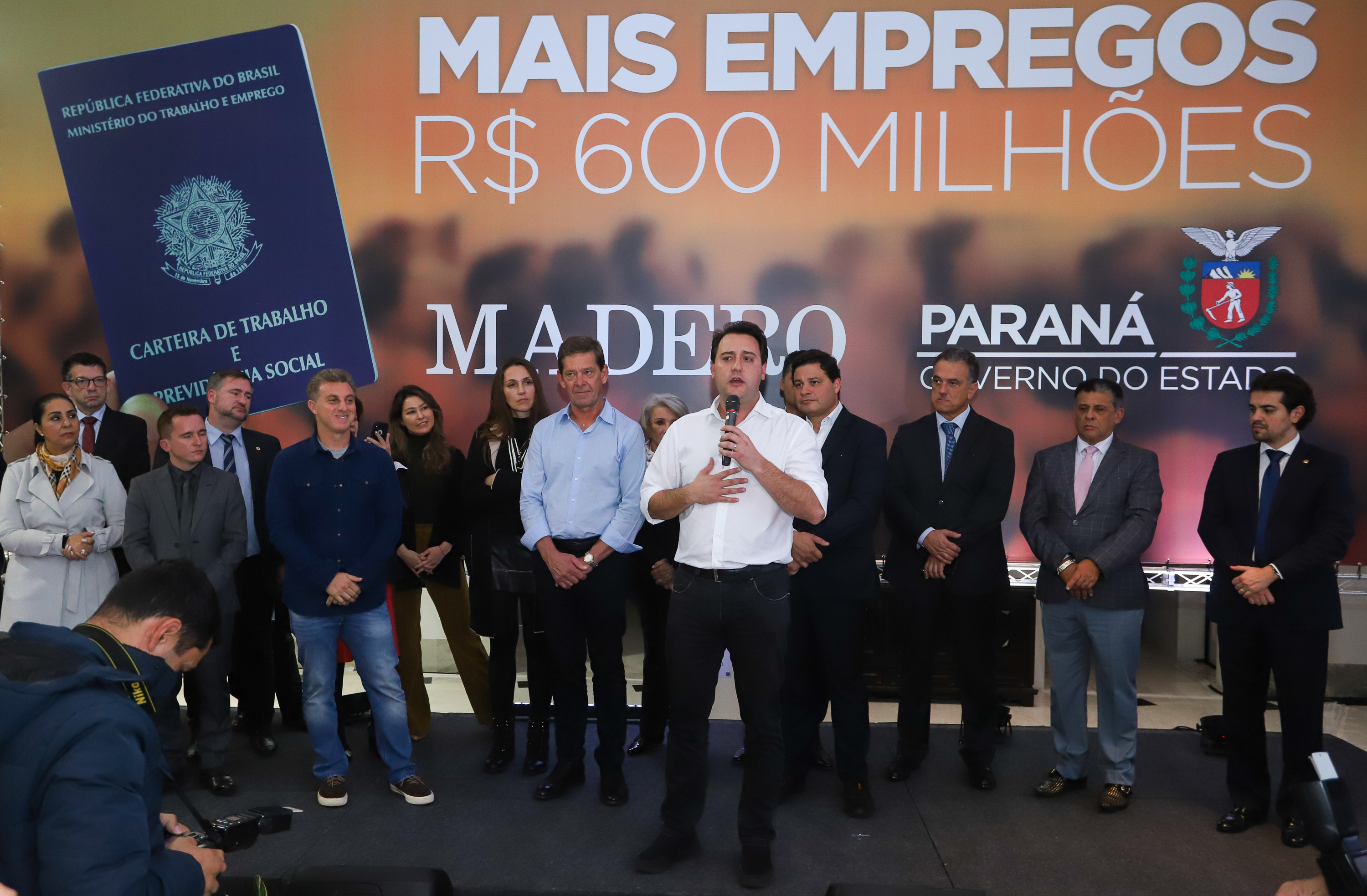O Grupo Madero confirmou nesta quarta-feira (29), em cerimônia no Palácio Iguaçu, investimentos de R$ 600 milhões na ampliação das operações da empresa em Ponta Grossa, na região dos Campos Gerais. O anúncio foi feito pelo presidente do Grupo, Júnior Durski, ao lado do governador Carlos Massa Ratinho Junior e do apresentador Luciano Huck, sócio do empreendimento. - Curitiba, 29/05/2019 - Foto: Rodrigo Félix Leal/ANPr