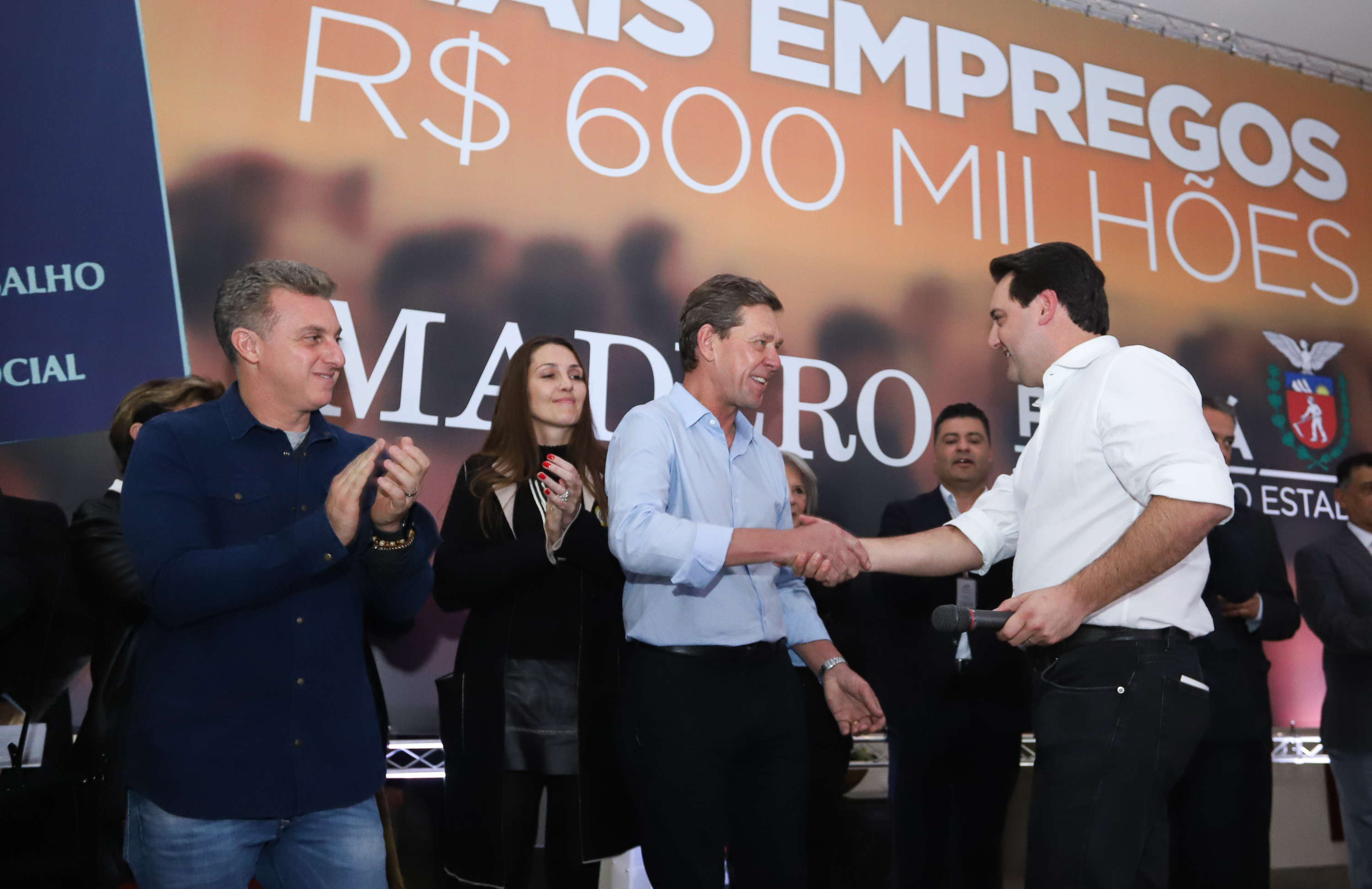 O Grupo Madero confirmou nesta quarta-feira (29), em cerimônia no Palácio Iguaçu, investimentos de R$ 600 milhões na ampliação das operações da empresa em Ponta Grossa, na região dos Campos Gerais. O anúncio foi feito pelo presidente do Grupo, Júnior Durski, ao lado do governador Carlos Massa Ratinho Junior e do apresentador Luciano Huck, sócio do empreendimento. - Curitiba, 29/05/2019 - Foto: Rodrigo Félix Leal/ANPr