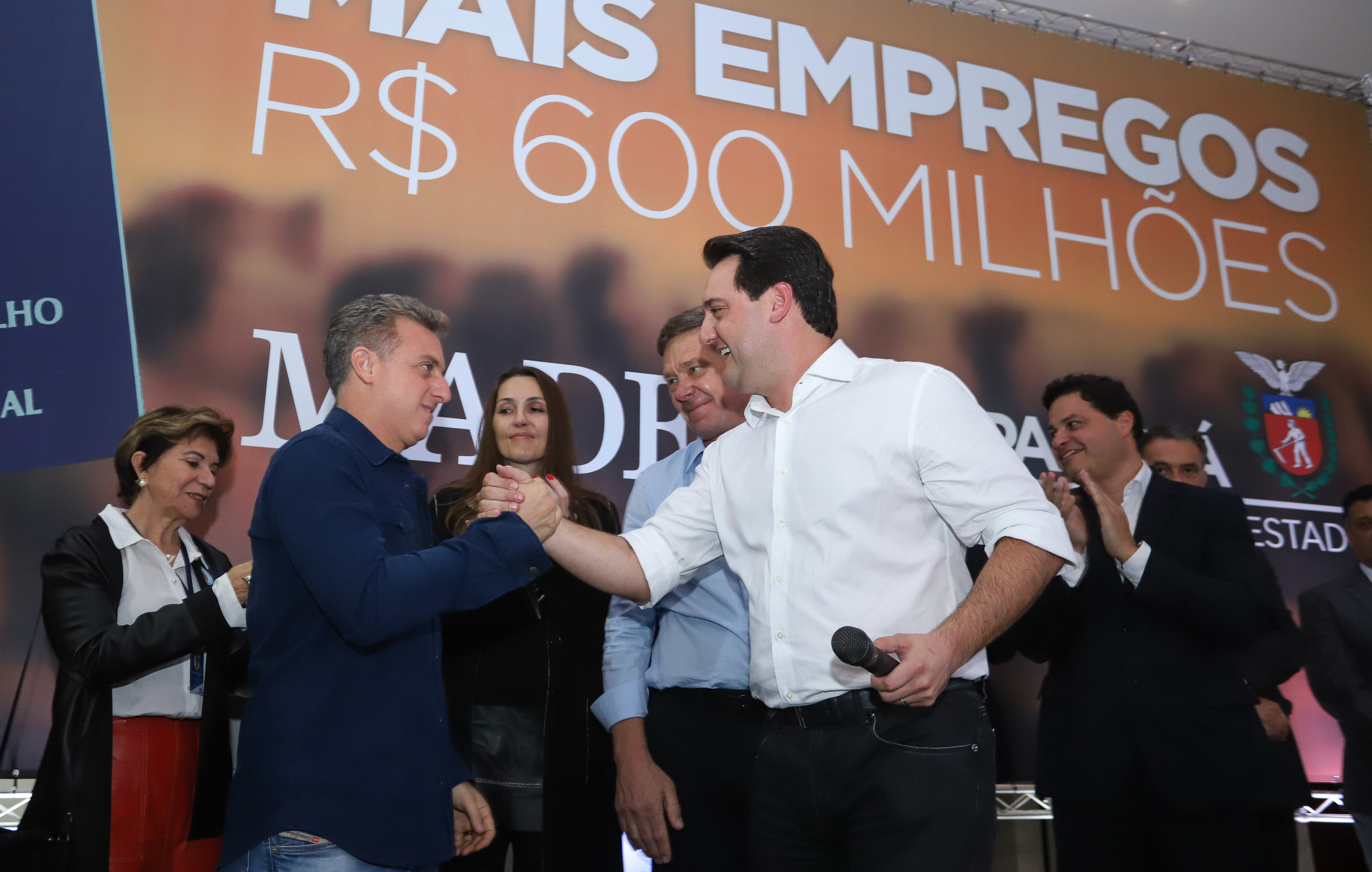 O Grupo Madero confirmou nesta quarta-feira (29), em cerimônia no Palácio Iguaçu, investimentos de R$ 600 milhões na ampliação das operações da empresa em Ponta Grossa, na região dos Campos Gerais. O anúncio foi feito pelo presidente do Grupo, Júnior Durski, ao lado do governador Carlos Massa Ratinho Junior e do apresentador Luciano Huck, sócio do empreendimento. - Curitiba, 29/05/2019 - Foto: Rodrigo Félix Leal/ANPr