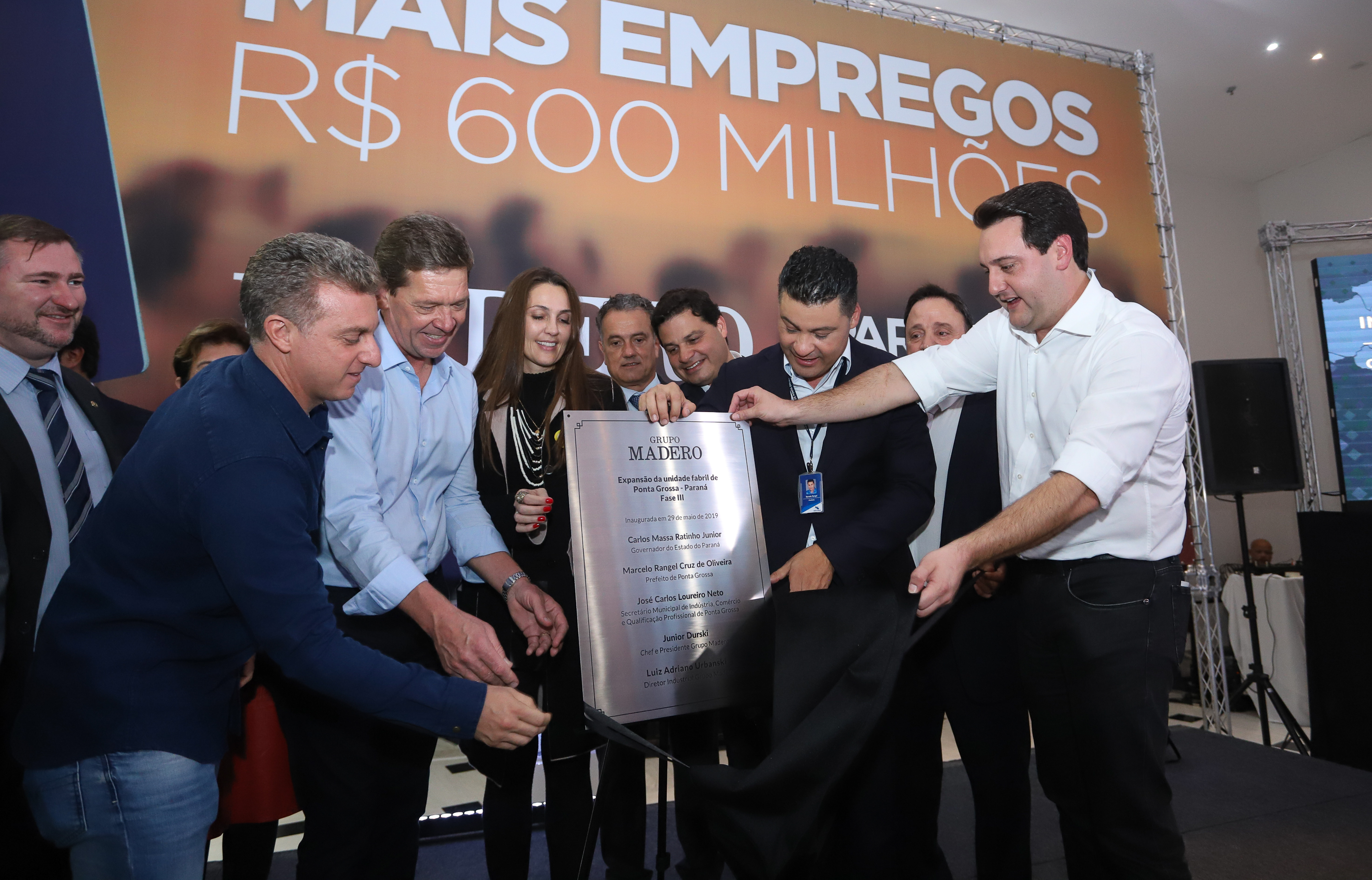 O Grupo Madero confirmou nesta quarta-feira (29), em cerimônia no Palácio Iguaçu, investimentos de R$ 600 milhões na ampliação das operações da empresa em Ponta Grossa, na região dos Campos Gerais. O anúncio foi feito pelo presidente do Grupo, Júnior Durski, ao lado do governador Carlos Massa Ratinho Junior e do apresentador Luciano Huck, sócio do empreendimento. - Curitiba, 29/05/2019 - Foto: Rodrigo Félix Leal/ANPr