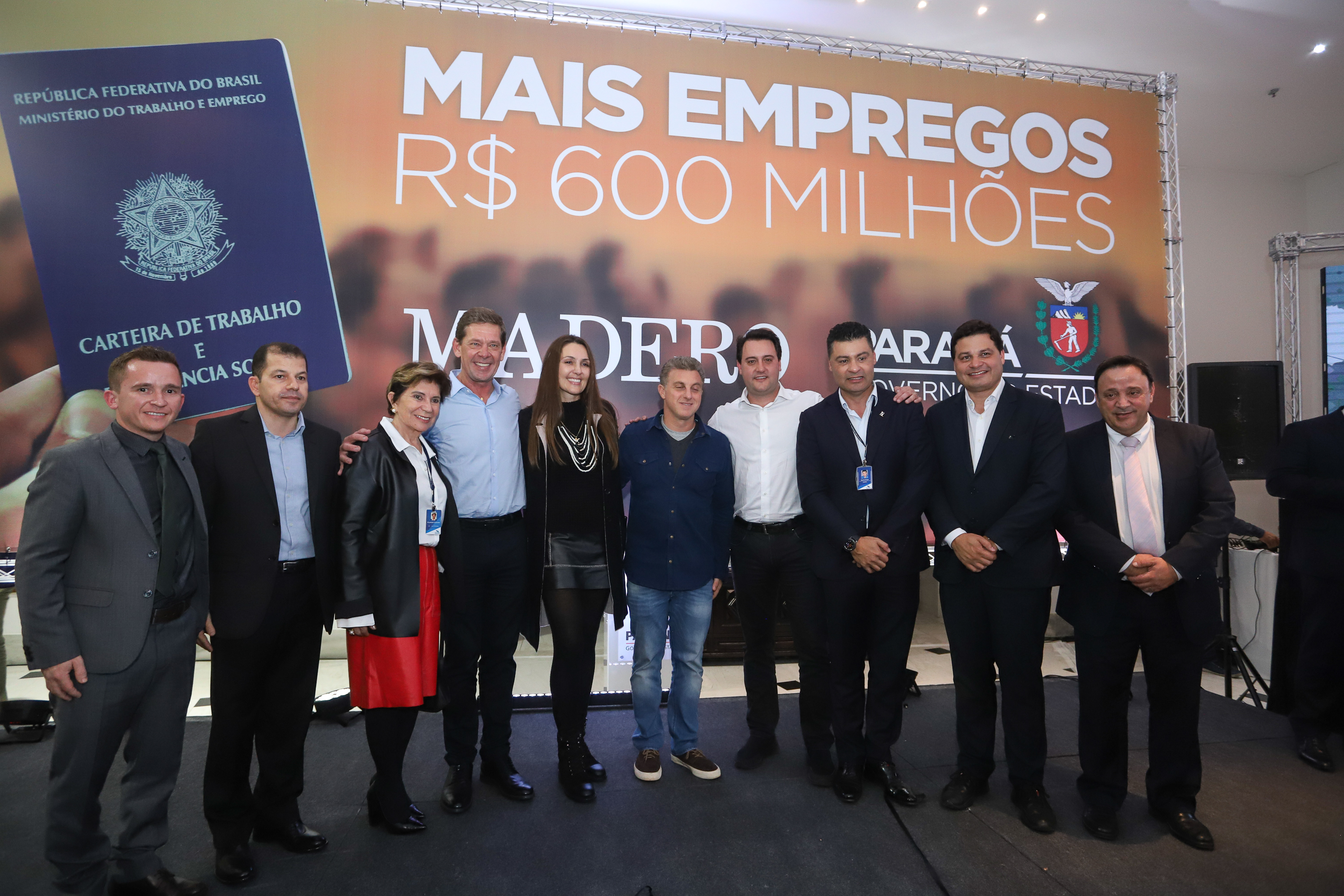 O Grupo Madero confirmou nesta quarta-feira (29), em cerimônia no Palácio Iguaçu, investimentos de R$ 600 milhões na ampliação das operações da empresa em Ponta Grossa, na região dos Campos Gerais. O anúncio foi feito pelo presidente do Grupo, Júnior Durski, ao lado do governador Carlos Massa Ratinho Junior e do apresentador Luciano Huck, sócio do empreendimento. - Curitiba, 29/05/2019 - Foto: Rodrigo Félix Leal/ANPr