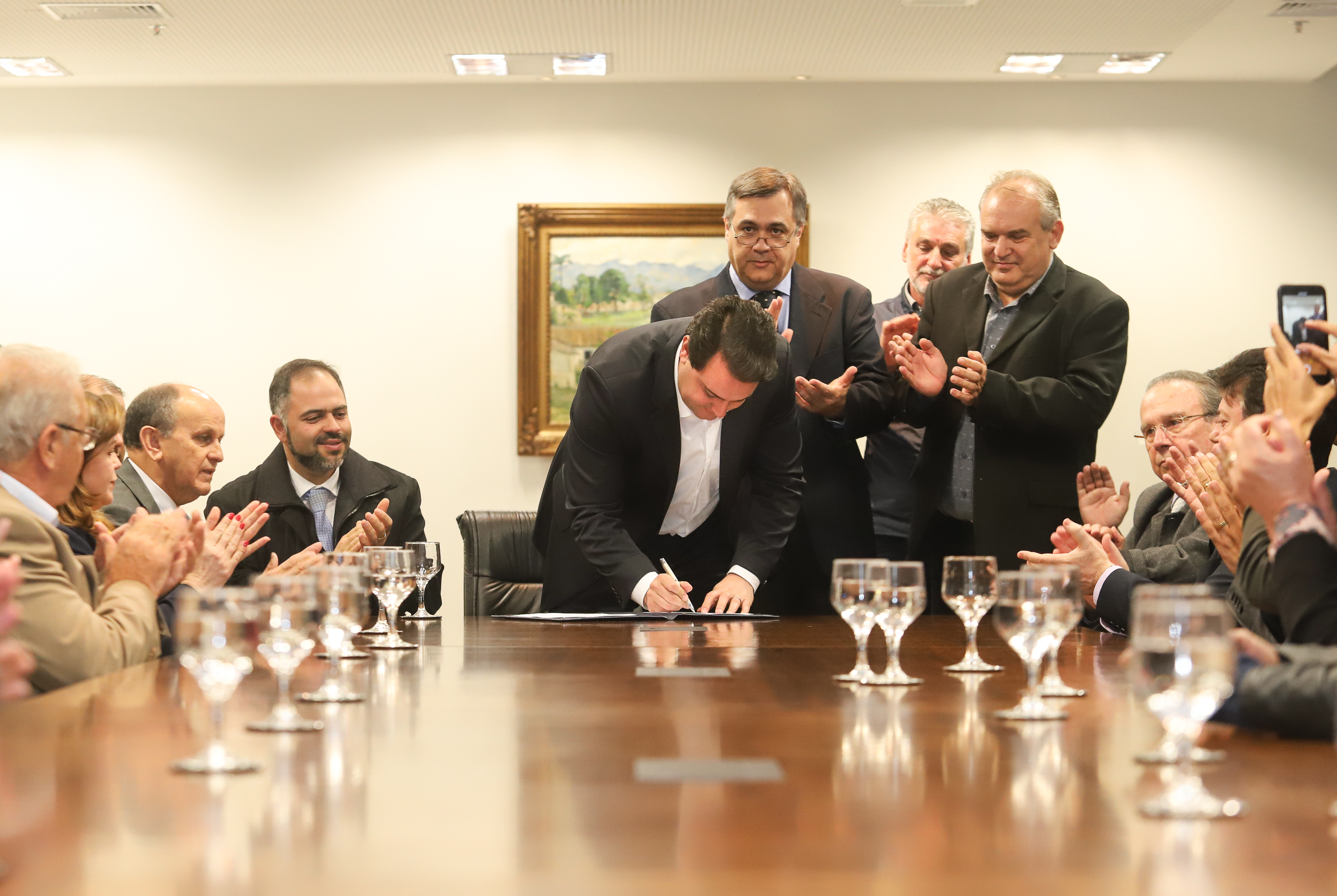O governador Carlos Massa Ratinho Junior e o secretário Beto Preto assinaram nesta segunda-feira (3) a liberação de R$ 20 milhões para 19 consórcios intermunicipais de saúde. Os benefícios vão chegar a 335 municípios do Estado. No mesmo ato, eles autorizaram a licitação das obras do Centro de Especialidades de Jacarezinho, no Norte Pioneiro, no valor de R$ 9,1 milhões. - Curitiba, 03/06/2019 - Foto: Rodrigo Félix Leal/ANPr