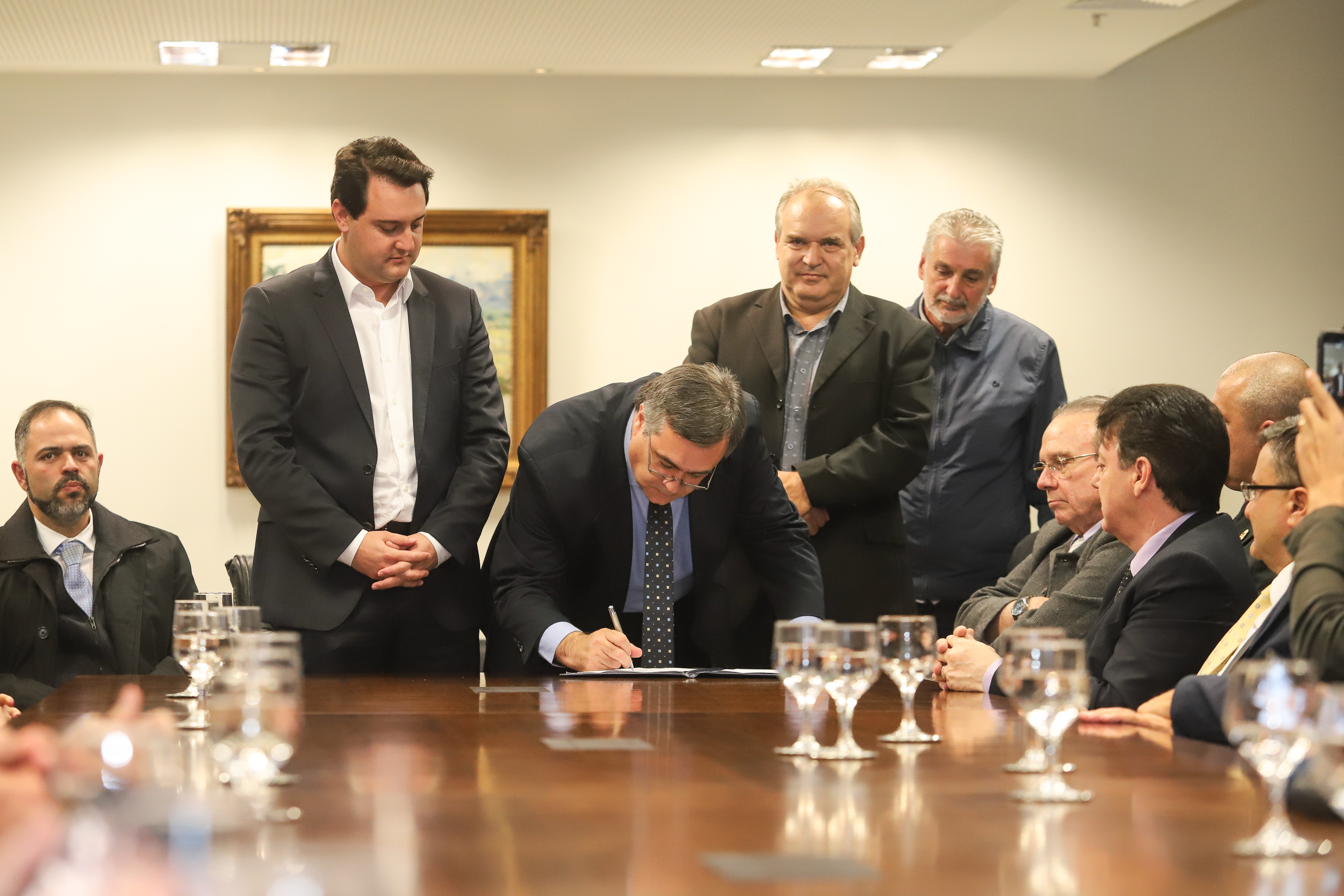 O governador Carlos Massa Ratinho Junior e o secretário Beto Preto assinaram nesta segunda-feira (3) a liberação de R$ 20 milhões para 19 consórcios intermunicipais de saúde. Os benefícios vão chegar a 335 municípios do Estado. No mesmo ato, eles autorizaram a licitação das obras do Centro de Especialidades de Jacarezinho, no Norte Pioneiro, no valor de R$ 9,1 milhões. - Curitiba, 03/06/2019 - Foto: Rodrigo Félix Leal/ANPr