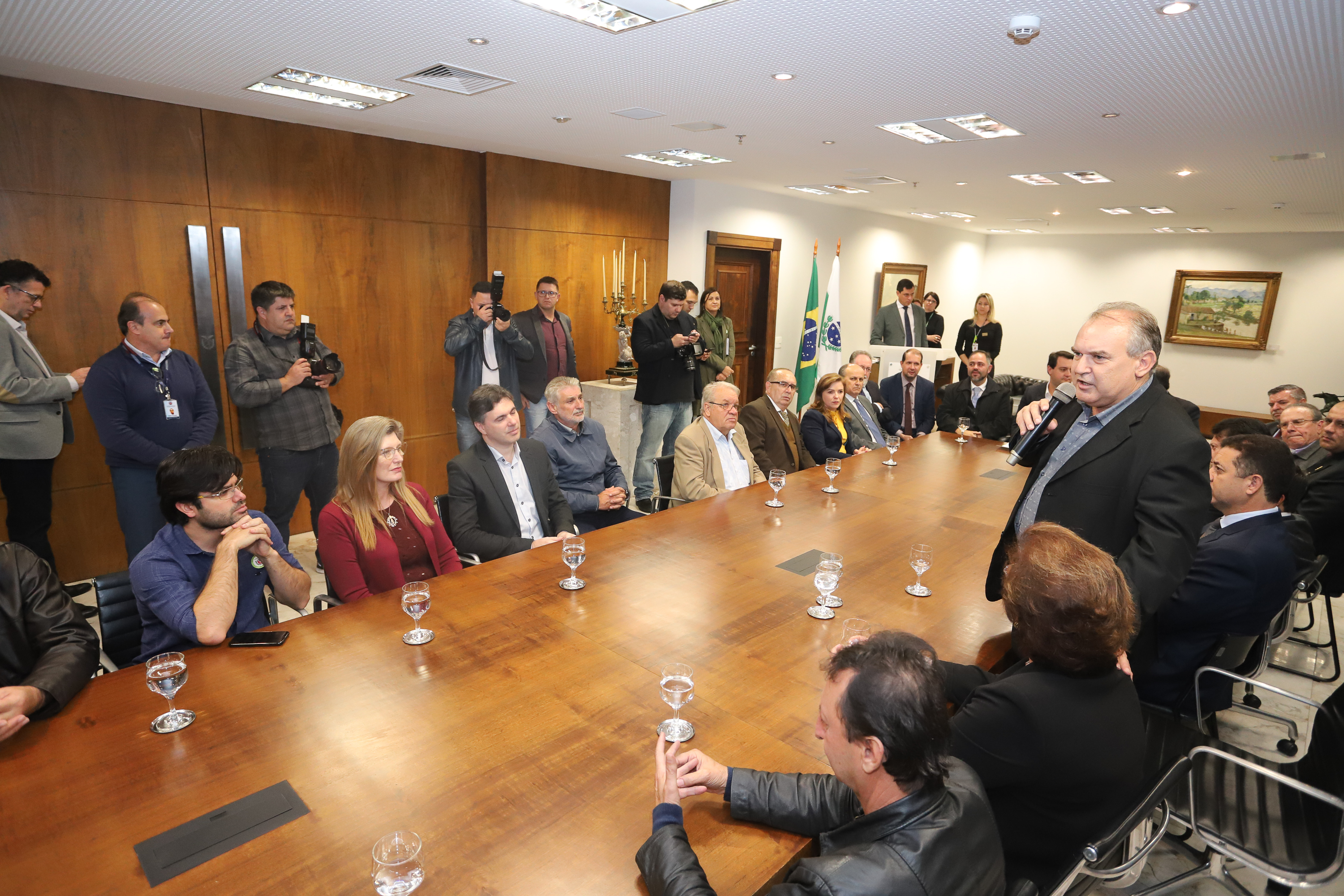O governador Carlos Massa Ratinho Junior e o secretário Beto Preto assinaram nesta segunda-feira (3) a liberação de R$ 20 milhões para 19 consórcios intermunicipais de saúde. Os benefícios vão chegar a 335 municípios do Estado. No mesmo ato, eles autorizaram a licitação das obras do Centro de Especialidades de Jacarezinho, no Norte Pioneiro, no valor de R$ 9,1 milhões. - Curitiba, 03/06/2019 - Foto: Rodrigo Félix Leal/ANPr