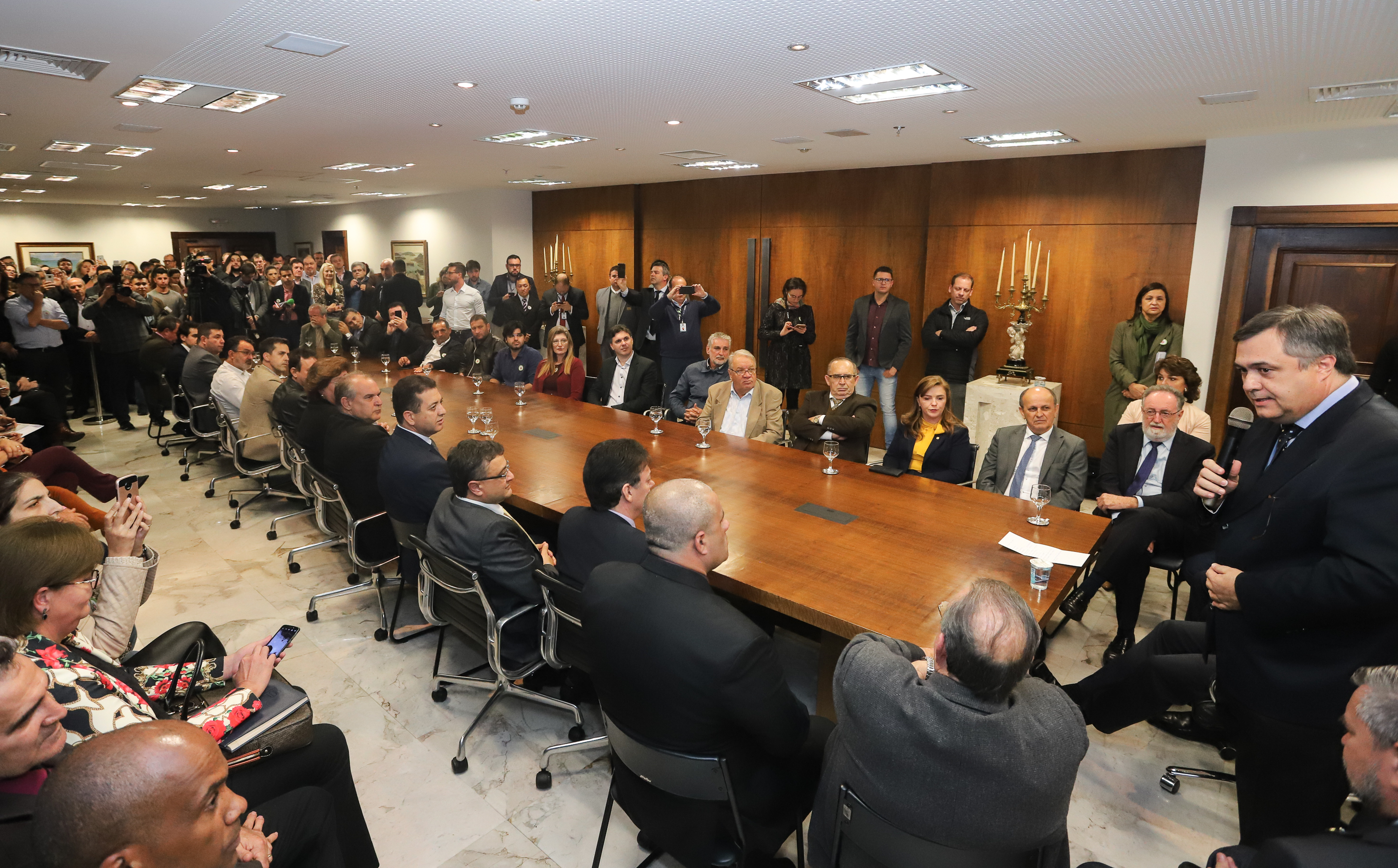 O governador Carlos Massa Ratinho Junior e o secretário Beto Preto assinaram nesta segunda-feira (3) a liberação de R$ 20 milhões para 19 consórcios intermunicipais de saúde. Os benefícios vão chegar a 335 municípios do Estado. No mesmo ato, eles autorizaram a licitação das obras do Centro de Especialidades de Jacarezinho, no Norte Pioneiro, no valor de R$ 9,1 milhões. - Curitiba, 03/06/2019 - Foto: Rodrigo Félix Leal/ANPr