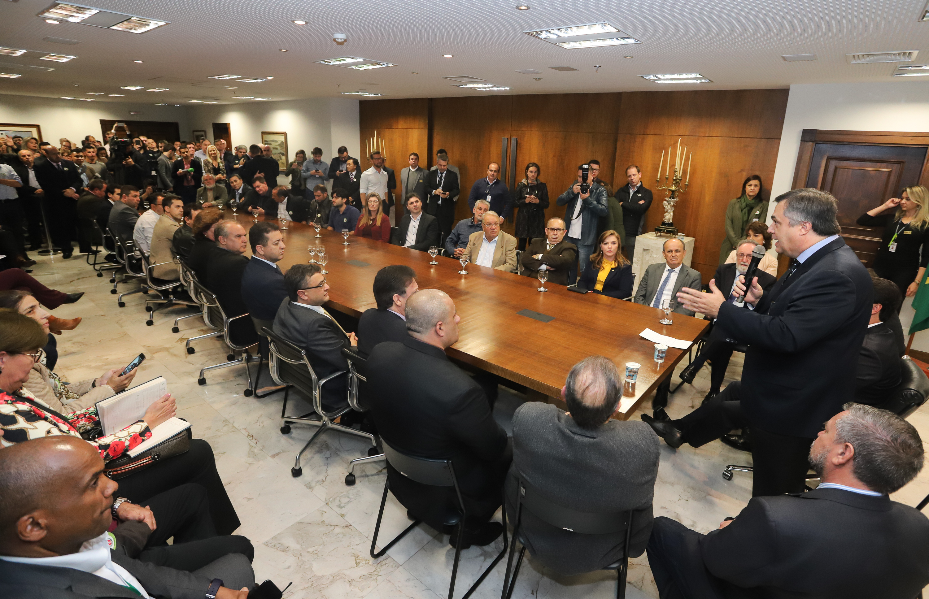 O governador Carlos Massa Ratinho Junior e o secretário Beto Preto assinaram nesta segunda-feira (3) a liberação de R$ 20 milhões para 19 consórcios intermunicipais de saúde. Os benefícios vão chegar a 335 municípios do Estado. No mesmo ato, eles autorizaram a licitação das obras do Centro de Especialidades de Jacarezinho, no Norte Pioneiro, no valor de R$ 9,1 milhões. - Curitiba, 03/06/2019 - Foto: Rodrigo Félix Leal/ANPr