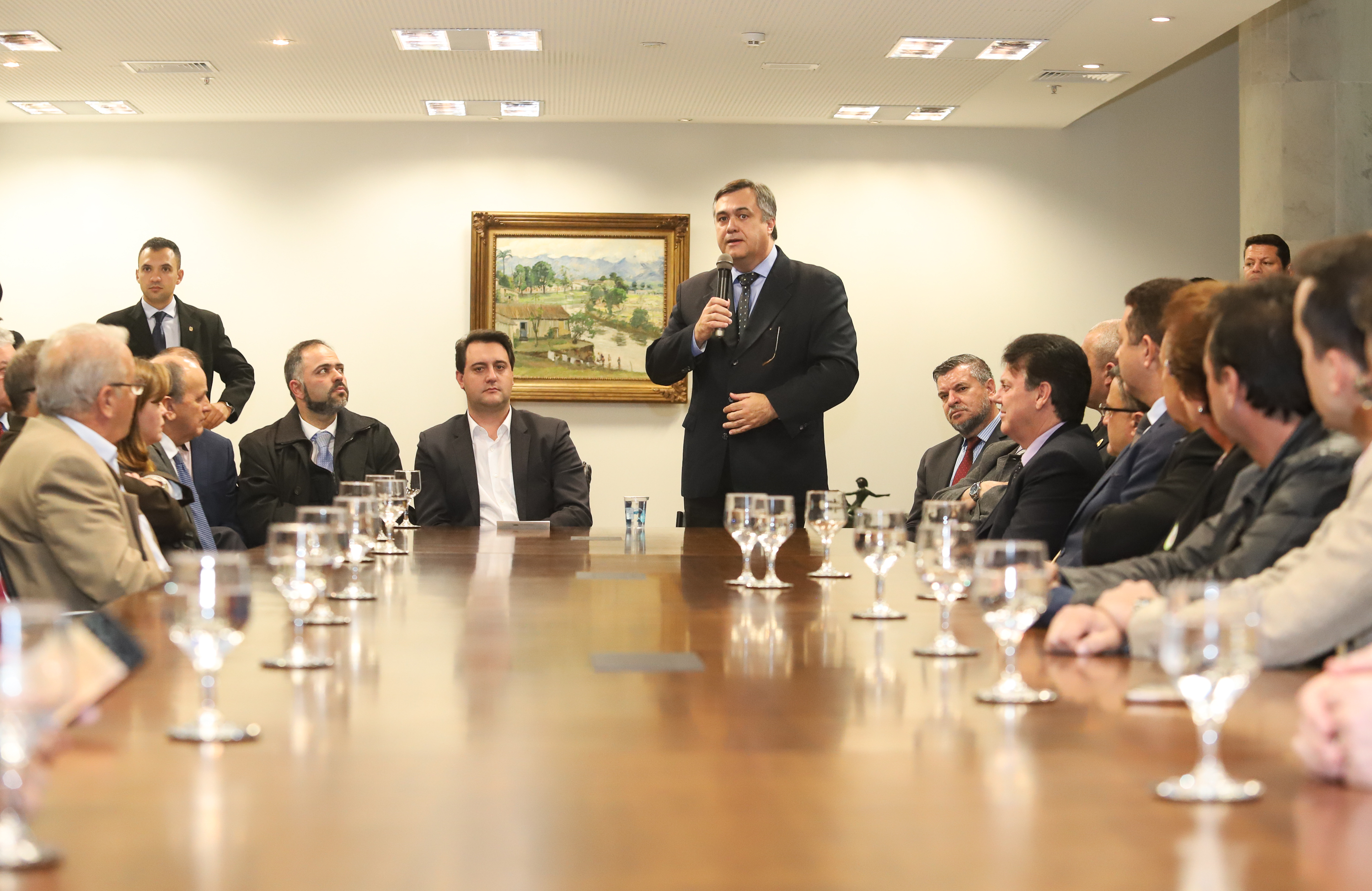 O governador Carlos Massa Ratinho Junior e o secretário Beto Preto assinaram nesta segunda-feira (3) a liberação de R$ 20 milhões para 19 consórcios intermunicipais de saúde. Os benefícios vão chegar a 335 municípios do Estado. No mesmo ato, eles autorizaram a licitação das obras do Centro de Especialidades de Jacarezinho, no Norte Pioneiro, no valor de R$ 9,1 milhões. - Curitiba, 03/06/2019 - Foto: Rodrigo Félix Leal/ANPr