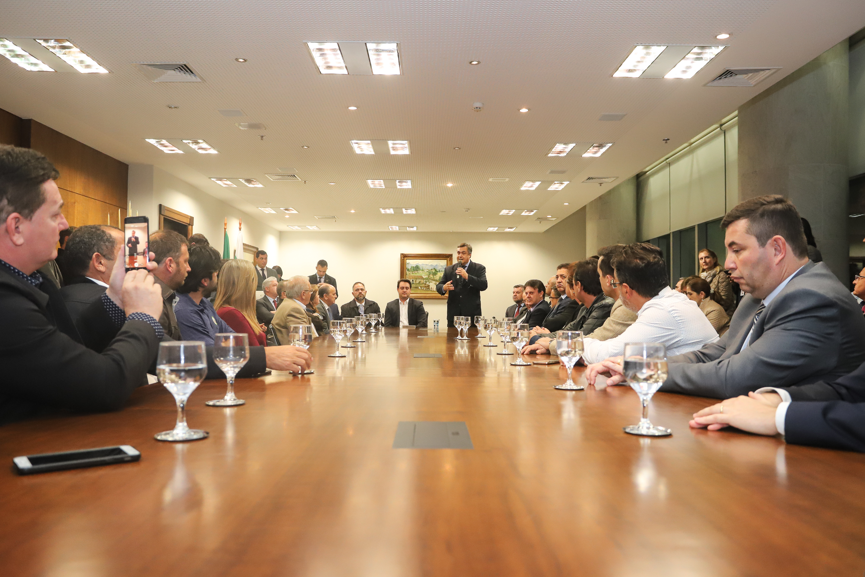O governador Carlos Massa Ratinho Junior e o secretário Beto Preto assinaram nesta segunda-feira (3) a liberação de R$ 20 milhões para 19 consórcios intermunicipais de saúde. Os benefícios vão chegar a 335 municípios do Estado. No mesmo ato, eles autorizaram a licitação das obras do Centro de Especialidades de Jacarezinho, no Norte Pioneiro, no valor de R$ 9,1 milhões. - Curitiba, 03/06/2019 - Foto: Rodrigo Félix Leal/ANPr
