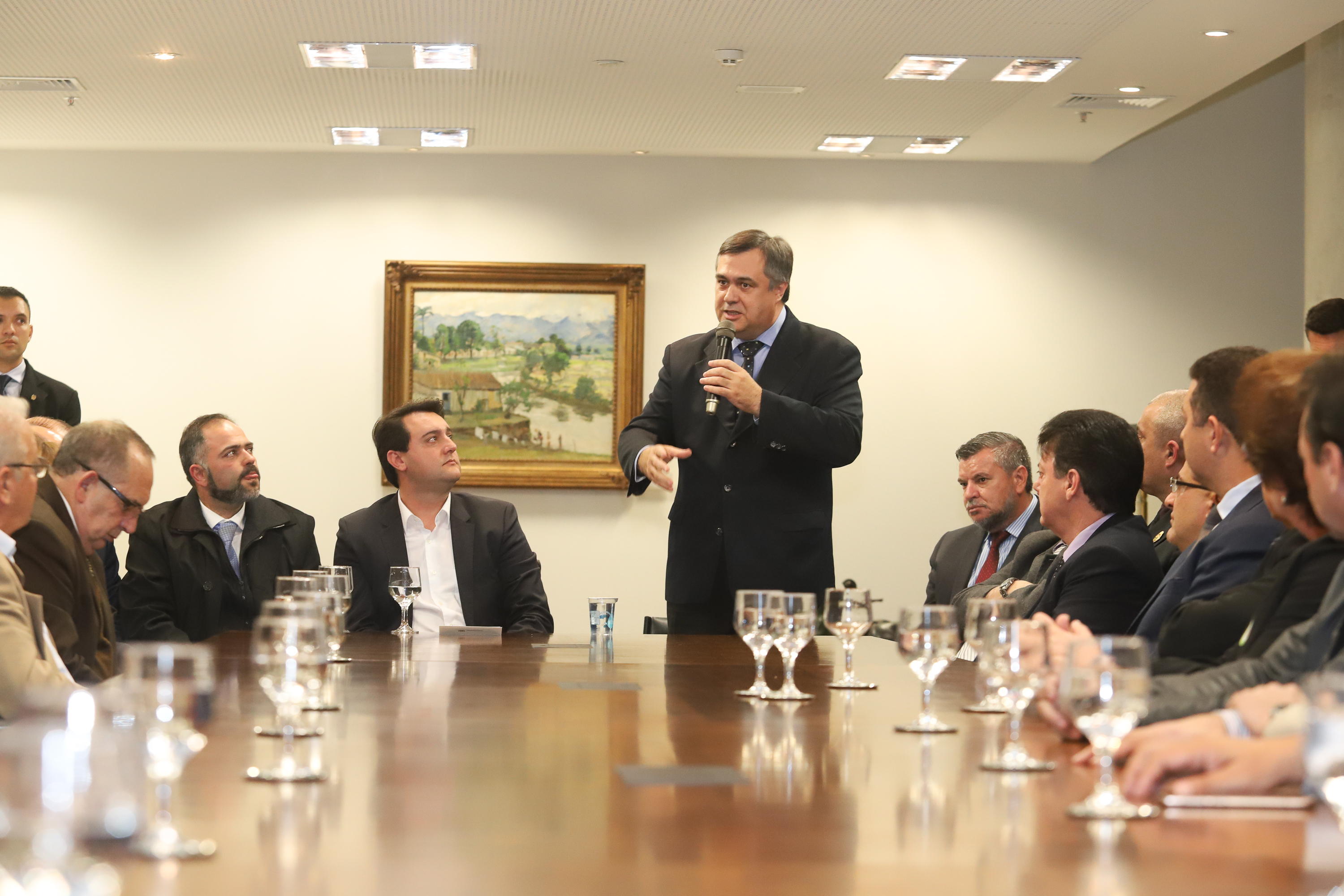 O governador Carlos Massa Ratinho Junior e o secretário Beto Preto assinaram nesta segunda-feira (3) a liberação de R$ 20 milhões para 19 consórcios intermunicipais de saúde. Os benefícios vão chegar a 335 municípios do Estado. No mesmo ato, eles autorizaram a licitação das obras do Centro de Especialidades de Jacarezinho, no Norte Pioneiro, no valor de R$ 9,1 milhões. - Curitiba, 03/06/2019 - Foto: Rodrigo Félix Leal/ANPr