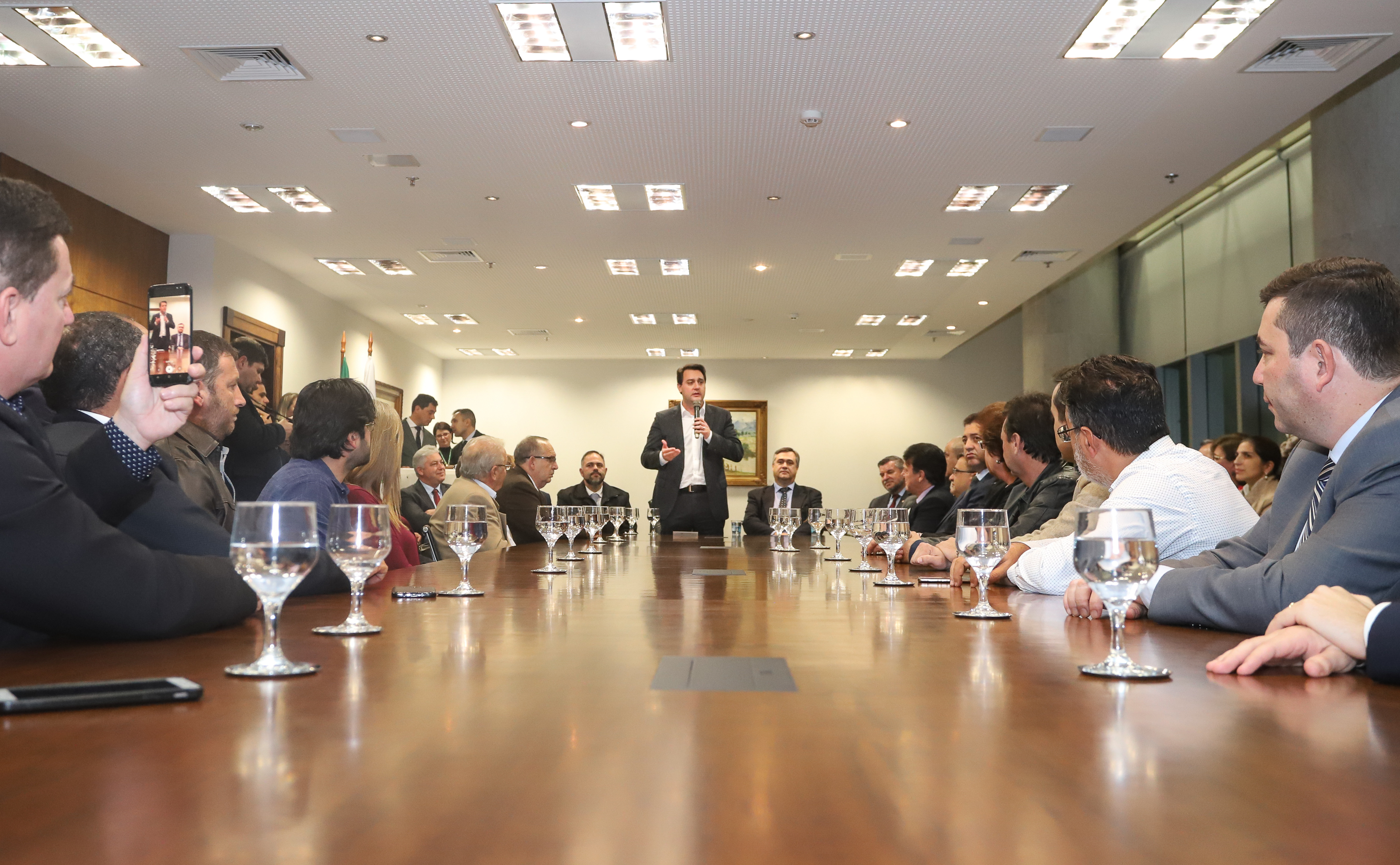O governador Carlos Massa Ratinho Junior e o secretário Beto Preto assinaram nesta segunda-feira (3) a liberação de R$ 20 milhões para 19 consórcios intermunicipais de saúde. Os benefícios vão chegar a 335 municípios do Estado. No mesmo ato, eles autorizaram a licitação das obras do Centro de Especialidades de Jacarezinho, no Norte Pioneiro, no valor de R$ 9,1 milhões. - Curitiba, 03/06/2019 - Foto: Rodrigo Félix Leal/ANPr