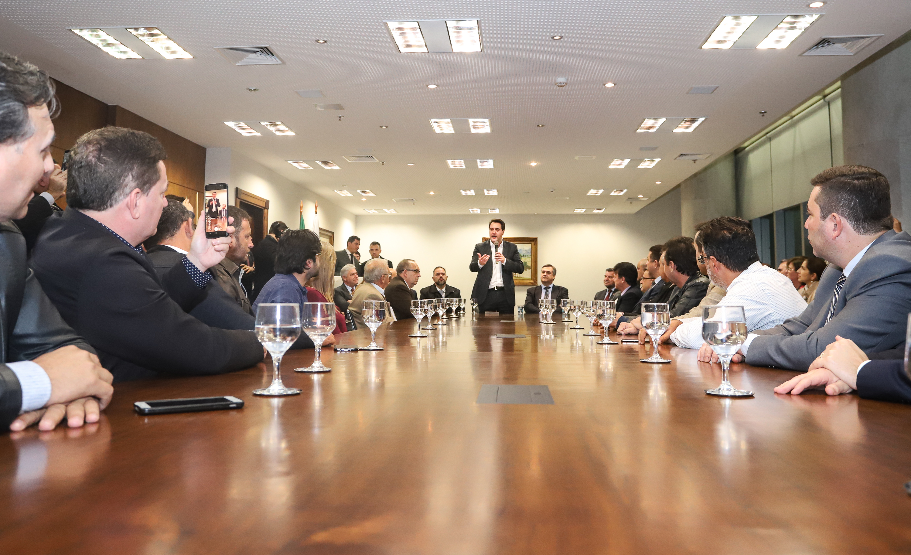 O governador Carlos Massa Ratinho Junior e o secretário Beto Preto assinaram nesta segunda-feira (3) a liberação de R$ 20 milhões para 19 consórcios intermunicipais de saúde. Os benefícios vão chegar a 335 municípios do Estado. No mesmo ato, eles autorizaram a licitação das obras do Centro de Especialidades de Jacarezinho, no Norte Pioneiro, no valor de R$ 9,1 milhões. - Curitiba, 03/06/2019 - Foto: Rodrigo Félix Leal/ANPr
