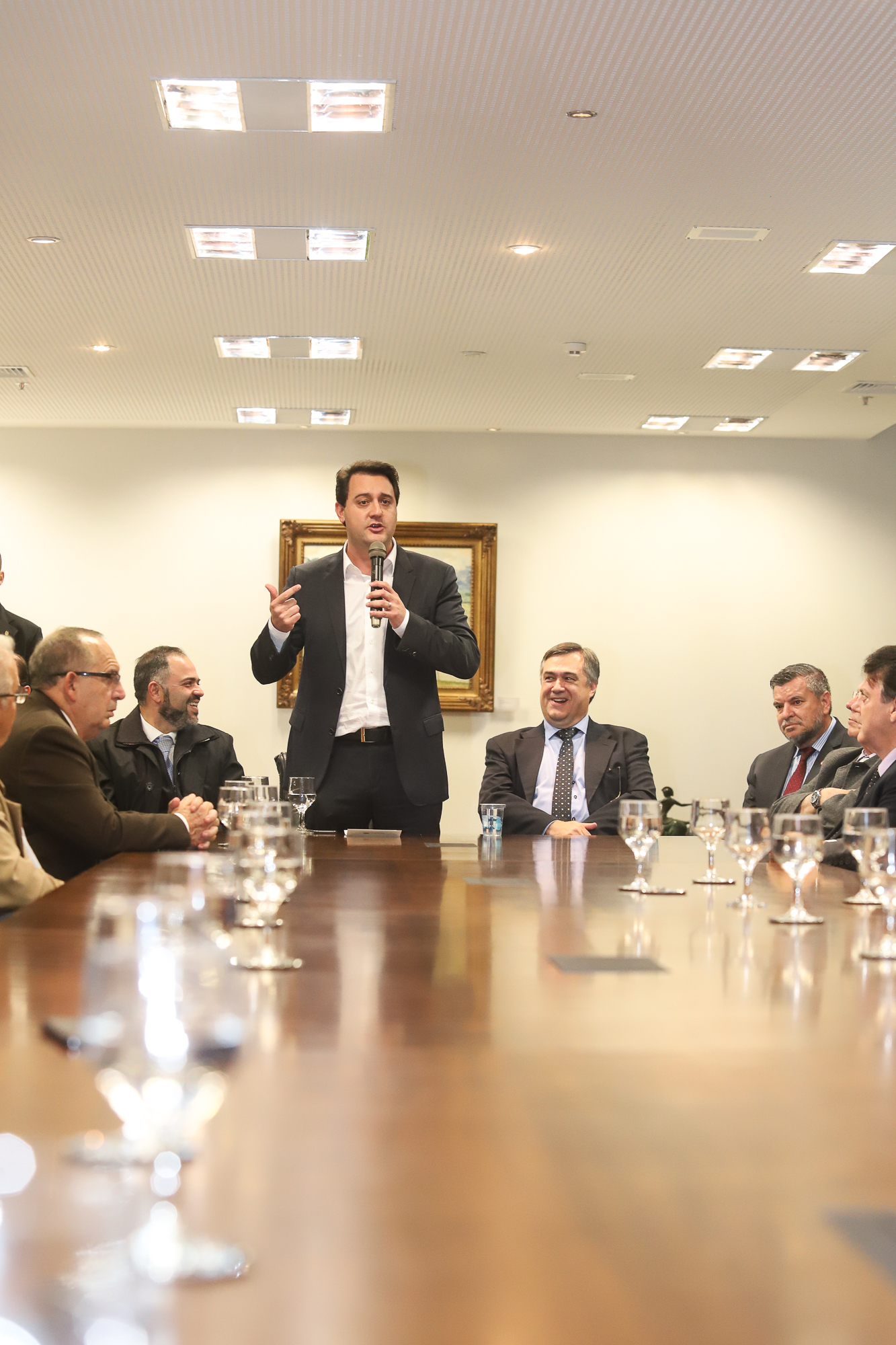 O governador Carlos Massa Ratinho Junior e o secretário Beto Preto assinaram nesta segunda-feira (3) a liberação de R$ 20 milhões para 19 consórcios intermunicipais de saúde. Os benefícios vão chegar a 335 municípios do Estado. No mesmo ato, eles autorizaram a licitação das obras do Centro de Especialidades de Jacarezinho, no Norte Pioneiro, no valor de R$ 9,1 milhões. - Curitiba, 03/06/2019 - Foto: Rodrigo Félix Leal/ANPr