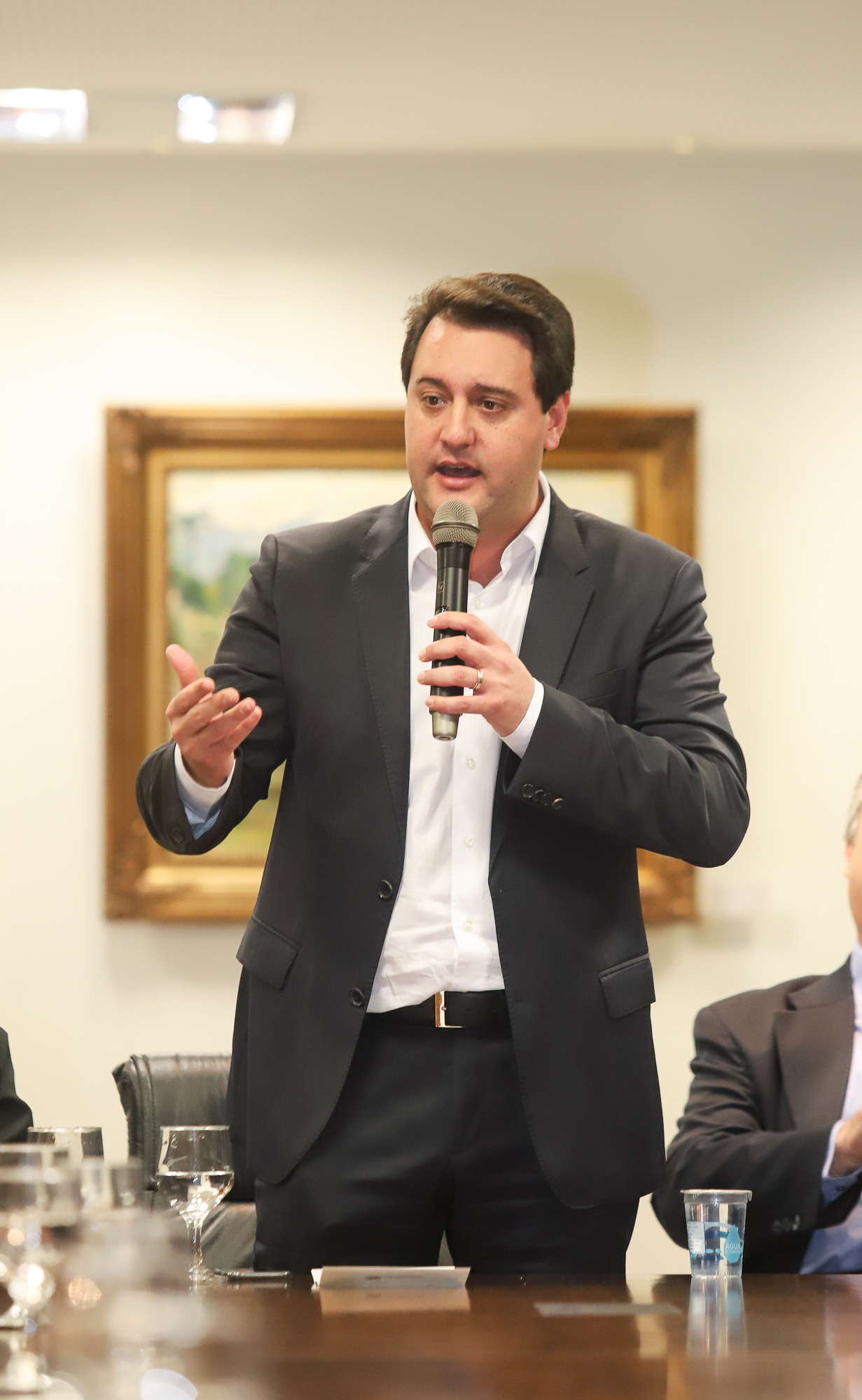 O governador Carlos Massa Ratinho Junior e o secretário Beto Preto assinaram nesta segunda-feira (3) a liberação de R$ 20 milhões para 19 consórcios intermunicipais de saúde. Os benefícios vão chegar a 335 municípios do Estado. No mesmo ato, eles autorizaram a licitação das obras do Centro de Especialidades de Jacarezinho, no Norte Pioneiro, no valor de R$ 9,1 milhões. - Curitiba, 03/06/2019 - Foto: Rodrigo Félix Leal/ANPr