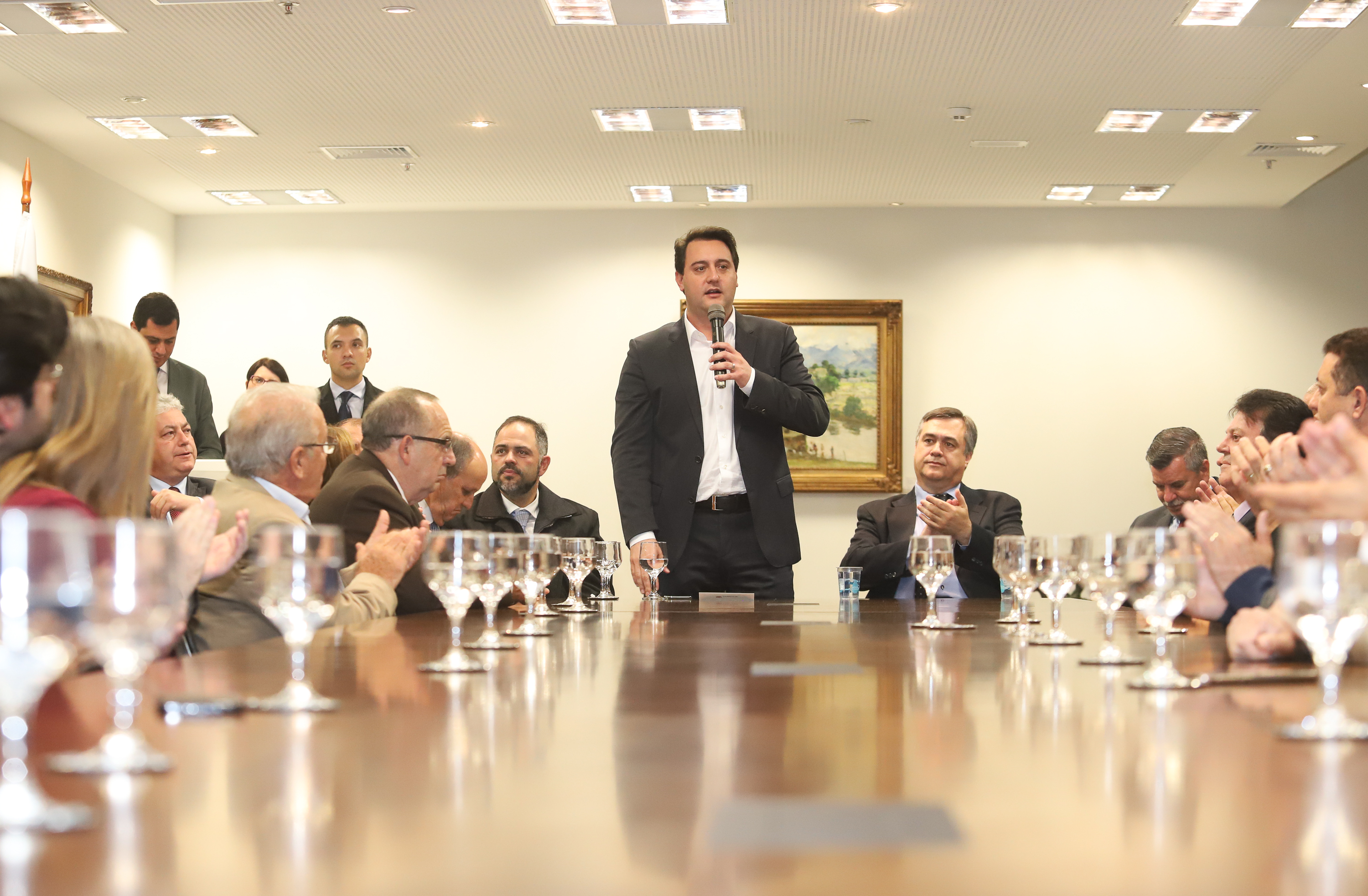 O governador Carlos Massa Ratinho Junior e o secretário Beto Preto assinaram nesta segunda-feira (3) a liberação de R$ 20 milhões para 19 consórcios intermunicipais de saúde. Os benefícios vão chegar a 335 municípios do Estado. No mesmo ato, eles autorizaram a licitação das obras do Centro de Especialidades de Jacarezinho, no Norte Pioneiro, no valor de R$ 9,1 milhões. - Curitiba, 03/06/2019 - Foto: Rodrigo Félix Leal/ANPr