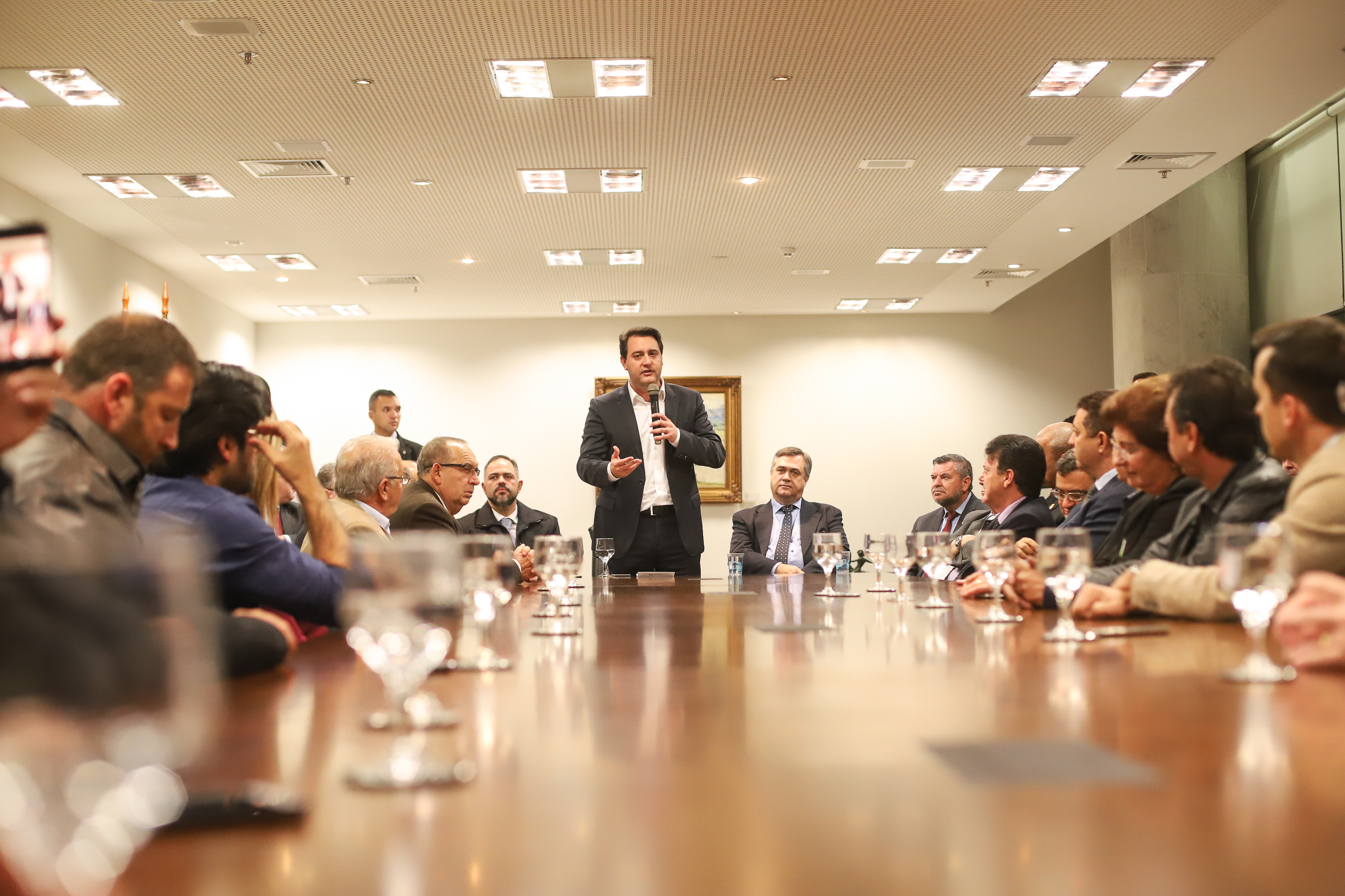 O governador Carlos Massa Ratinho Junior e o secretário Beto Preto assinaram nesta segunda-feira (3) a liberação de R$ 20 milhões para 19 consórcios intermunicipais de saúde. Os benefícios vão chegar a 335 municípios do Estado. No mesmo ato, eles autorizaram a licitação das obras do Centro de Especialidades de Jacarezinho, no Norte Pioneiro, no valor de R$ 9,1 milhões. - Curitiba, 03/06/2019 - Foto: Rodrigo Félix Leal/ANPr