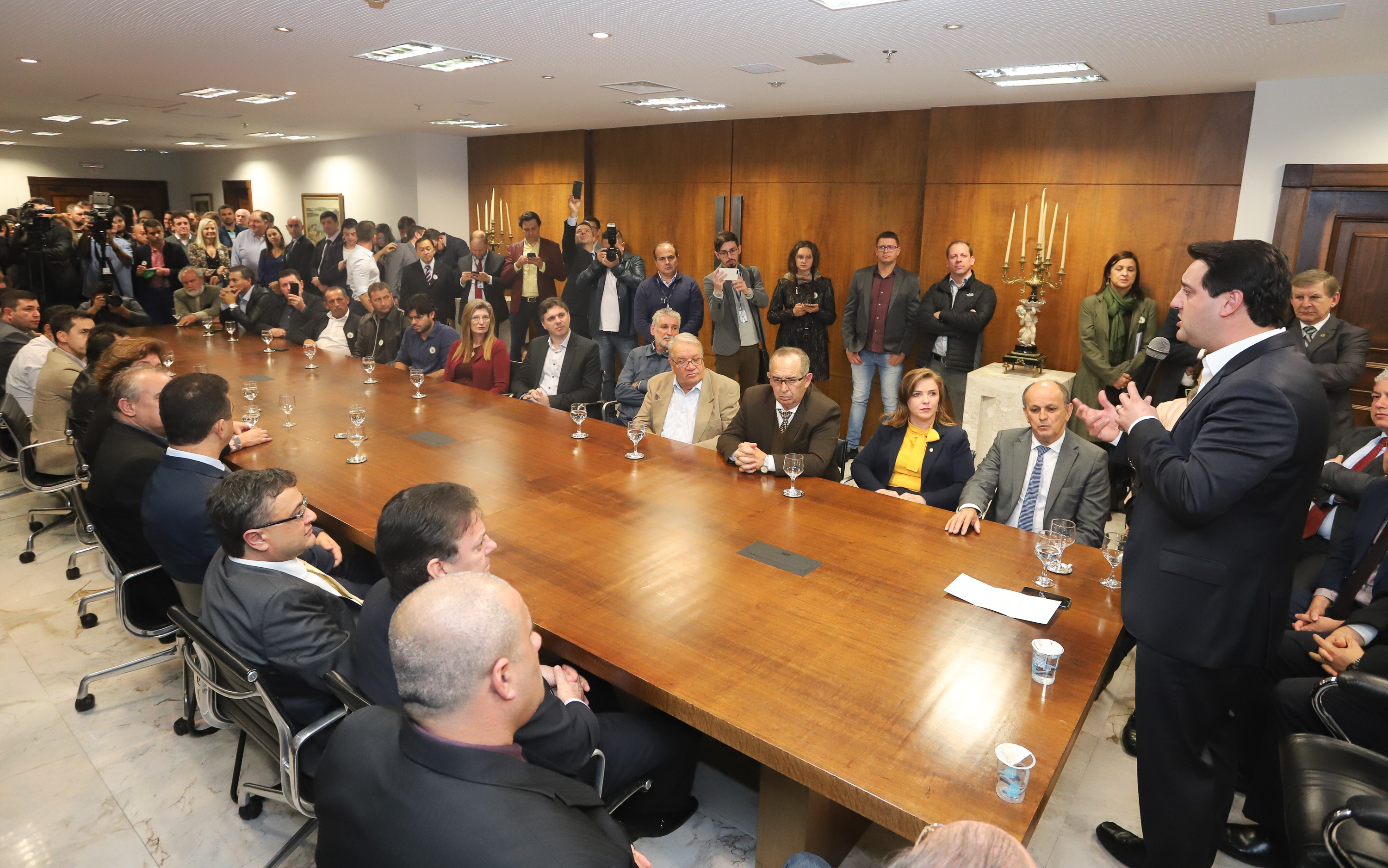 O governador Carlos Massa Ratinho Junior e o secretário Beto Preto assinaram nesta segunda-feira (3) a liberação de R$ 20 milhões para 19 consórcios intermunicipais de saúde. Os benefícios vão chegar a 335 municípios do Estado. No mesmo ato, eles autorizaram a licitação das obras do Centro de Especialidades de Jacarezinho, no Norte Pioneiro, no valor de R$ 9,1 milhões. - Curitiba, 03/06/2019 - Foto: Rodrigo Félix Leal/ANPr