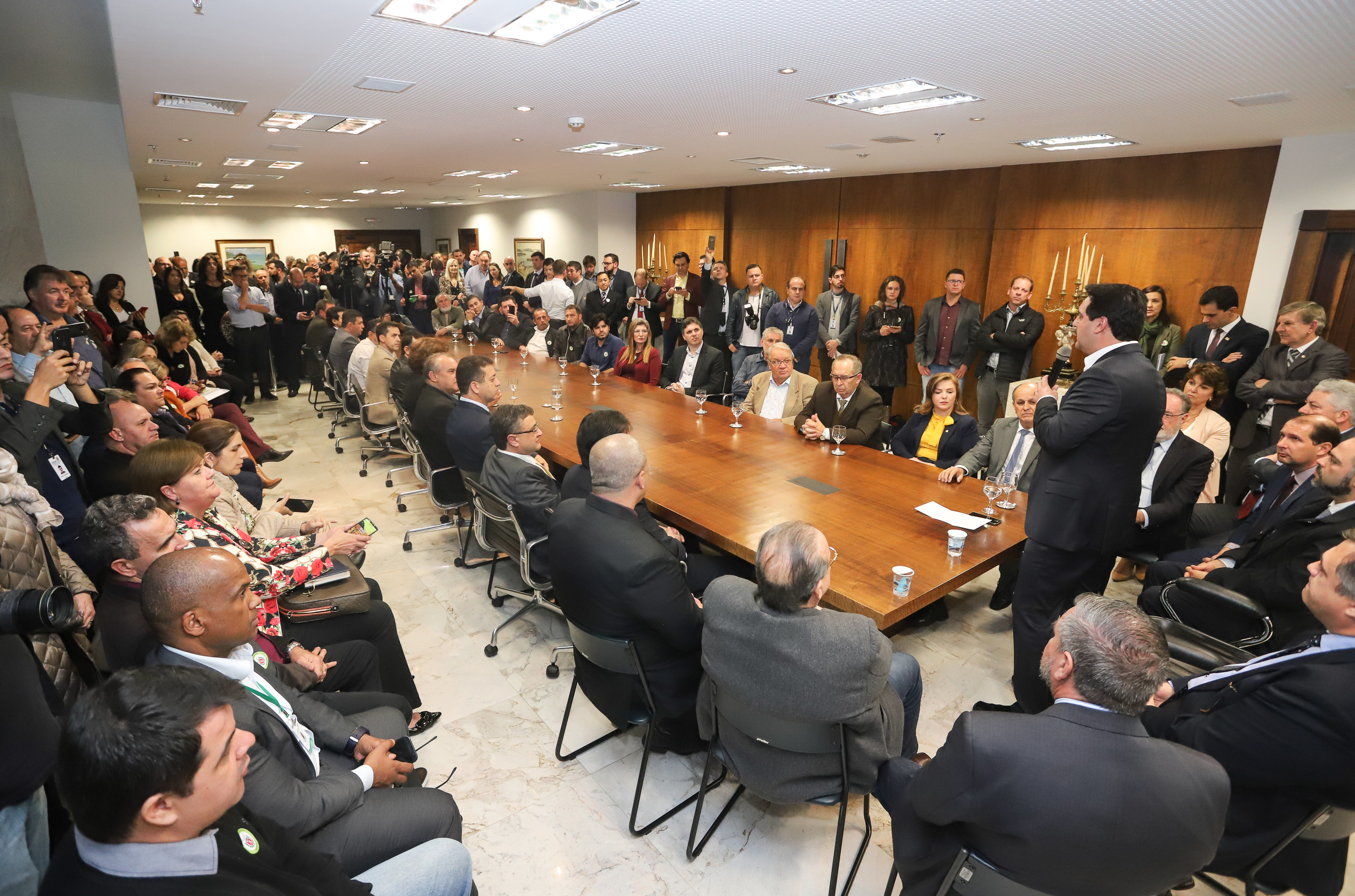 O governador Carlos Massa Ratinho Junior e o secretário Beto Preto assinaram nesta segunda-feira (3) a liberação de R$ 20 milhões para 19 consórcios intermunicipais de saúde. Os benefícios vão chegar a 335 municípios do Estado. No mesmo ato, eles autorizaram a licitação das obras do Centro de Especialidades de Jacarezinho, no Norte Pioneiro, no valor de R$ 9,1 milhões. - Curitiba, 03/06/2019 - Foto: Rodrigo Félix Leal/ANPr
