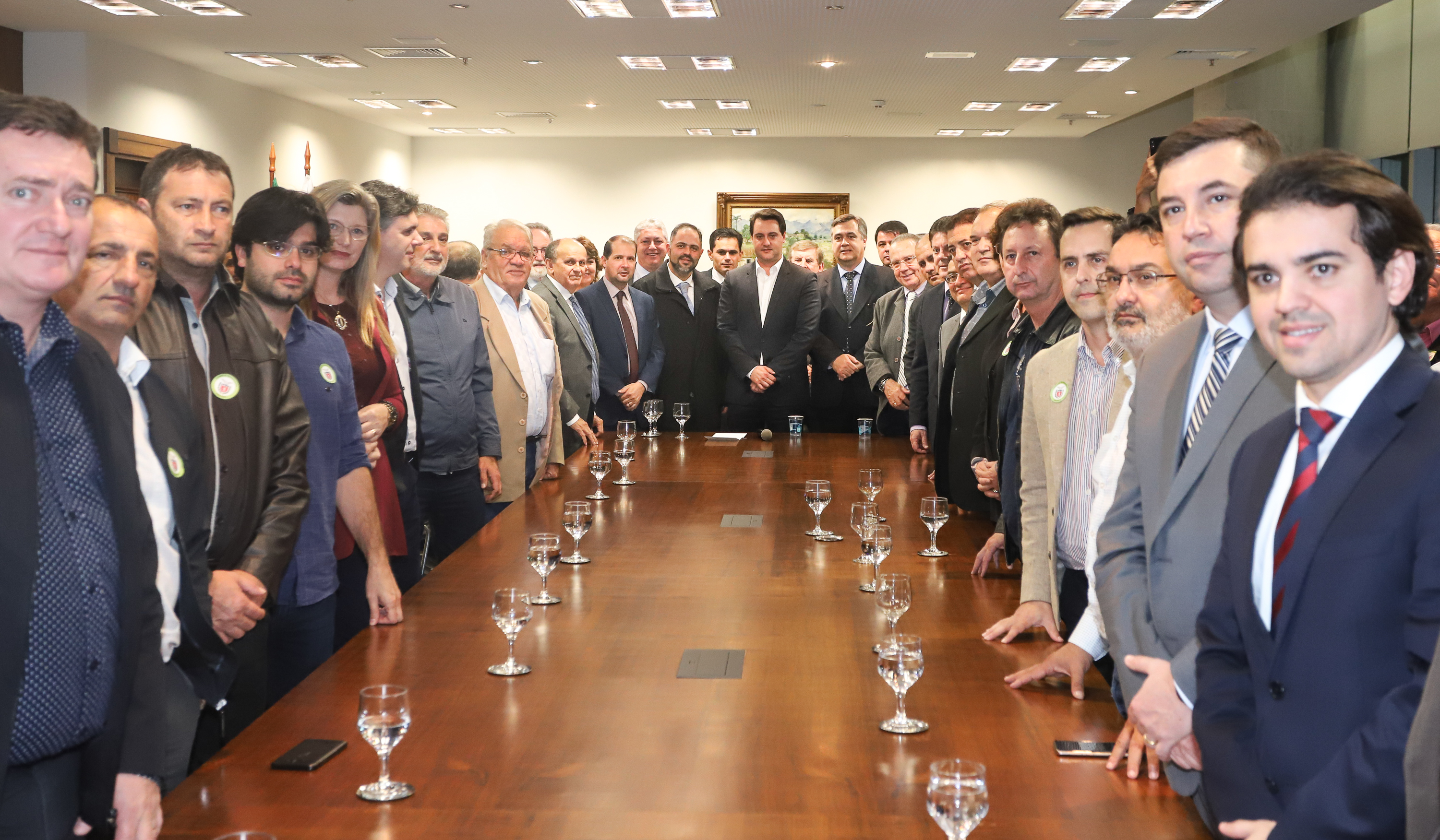 O governador Carlos Massa Ratinho Junior e o secretário Beto Preto assinaram nesta segunda-feira (3) a liberação de R$ 20 milhões para 19 consórcios intermunicipais de saúde. Os benefícios vão chegar a 335 municípios do Estado. No mesmo ato, eles autorizaram a licitação das obras do Centro de Especialidades de Jacarezinho, no Norte Pioneiro, no valor de R$ 9,1 milhões. - Curitiba, 03/06/2019 - Foto: Rodrigo Félix Leal/ANPr