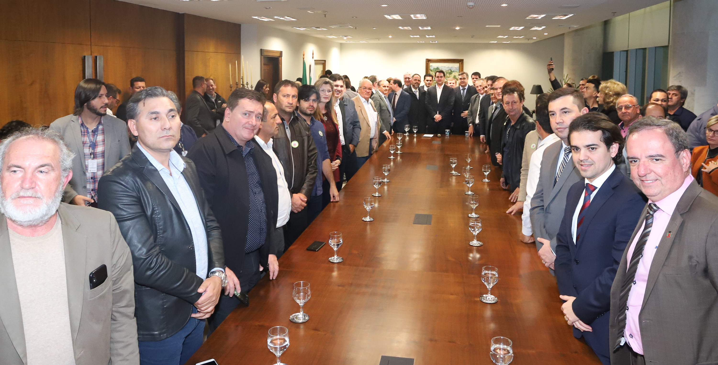 O governador Carlos Massa Ratinho Junior e o secretário Beto Preto assinaram nesta segunda-feira (3) a liberação de R$ 20 milhões para 19 consórcios intermunicipais de saúde. Os benefícios vão chegar a 335 municípios do Estado. No mesmo ato, eles autorizaram a licitação das obras do Centro de Especialidades de Jacarezinho, no Norte Pioneiro, no valor de R$ 9,1 milhões. - Curitiba, 03/06/2019 - Foto: Rodrigo Félix Leal/ANPr
