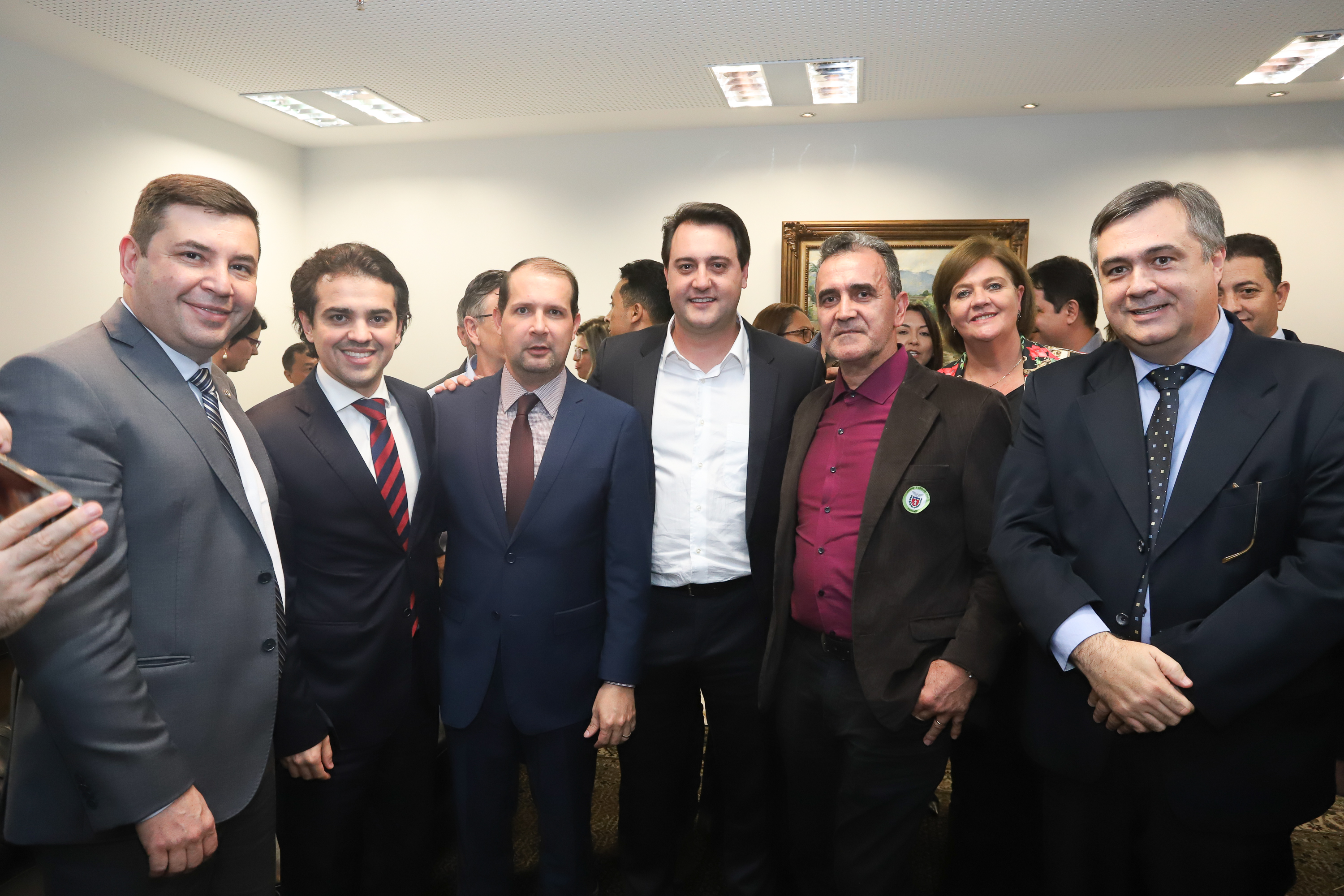 O governador Carlos Massa Ratinho Junior e o secretário Beto Preto assinaram nesta segunda-feira (3) a liberação de R$ 20 milhões para 19 consórcios intermunicipais de saúde. Os benefícios vão chegar a 335 municípios do Estado. No mesmo ato, eles autorizaram a licitação das obras do Centro de Especialidades de Jacarezinho, no Norte Pioneiro, no valor de R$ 9,1 milhões. - Curitiba, 03/06/2019 - Foto: Rodrigo Félix Leal/ANPr