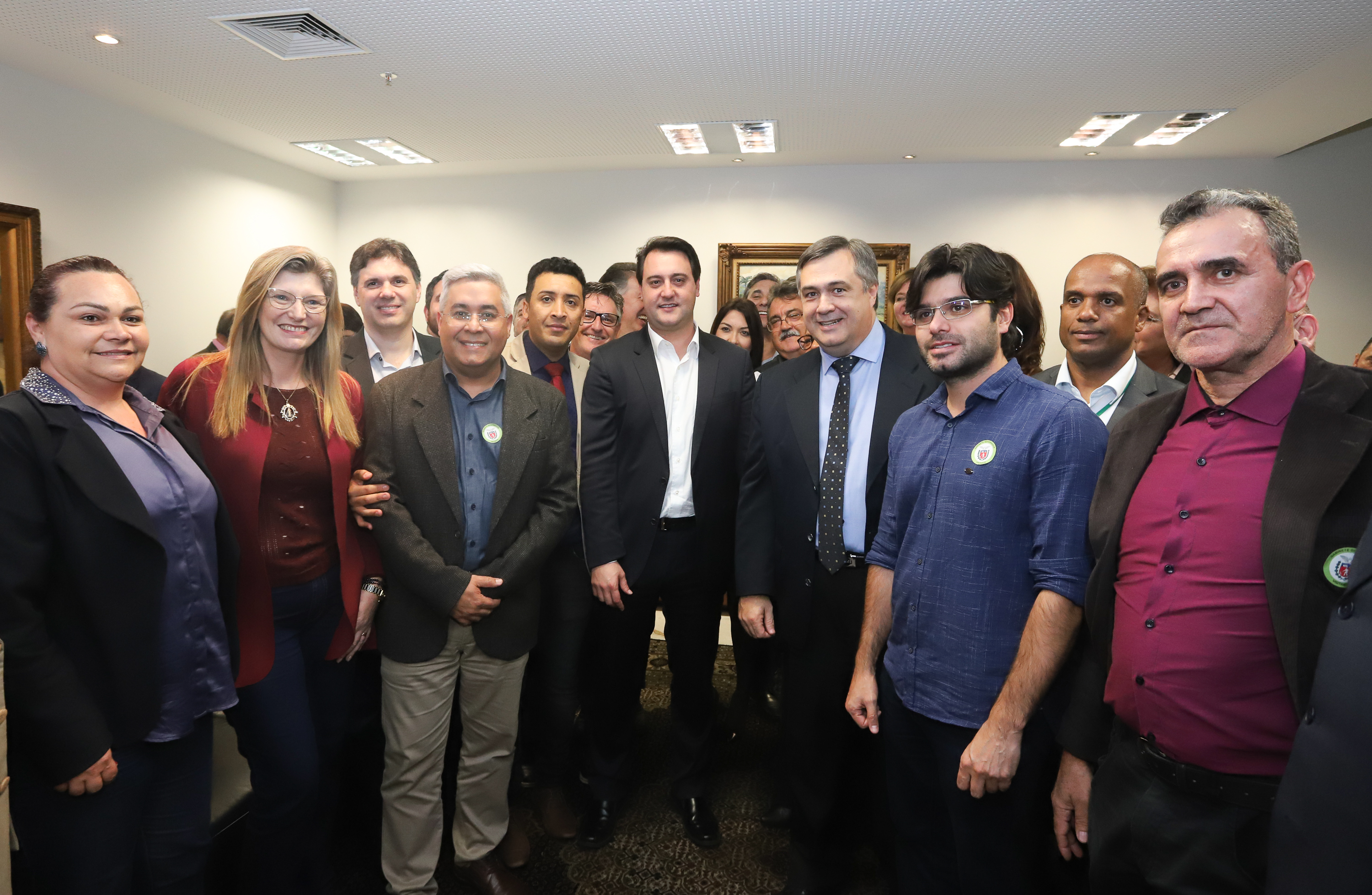 O governador Carlos Massa Ratinho Junior e o secretário Beto Preto assinaram nesta segunda-feira (3) a liberação de R$ 20 milhões para 19 consórcios intermunicipais de saúde. Os benefícios vão chegar a 335 municípios do Estado. No mesmo ato, eles autorizaram a licitação das obras do Centro de Especialidades de Jacarezinho, no Norte Pioneiro, no valor de R$ 9,1 milhões. - Curitiba, 03/06/2019 - Foto: Rodrigo Félix Leal/ANPr
