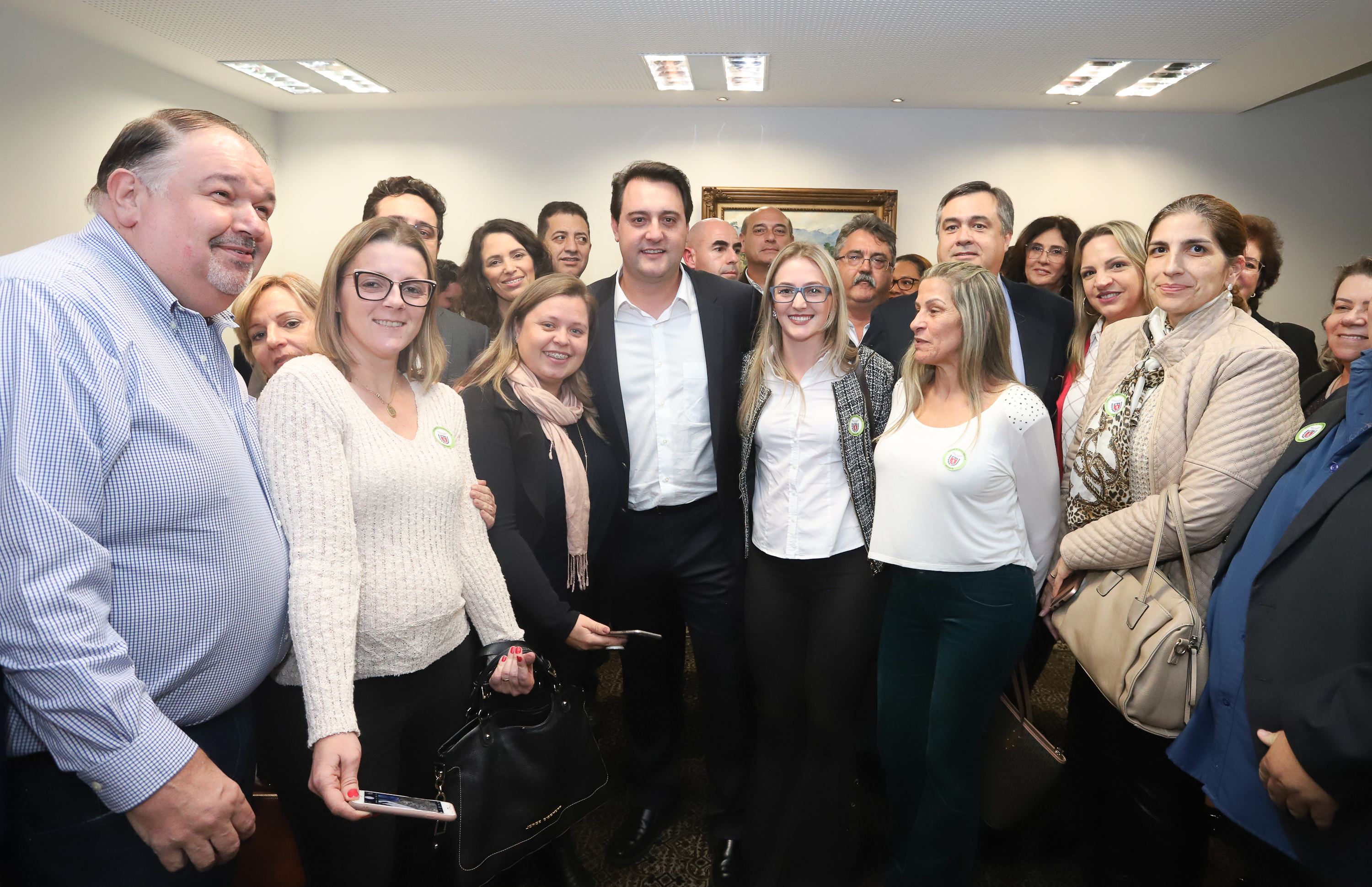 O governador Carlos Massa Ratinho Junior e o secretário Beto Preto assinaram nesta segunda-feira (3) a liberação de R$ 20 milhões para 19 consórcios intermunicipais de saúde. Os benefícios vão chegar a 335 municípios do Estado. No mesmo ato, eles autorizaram a licitação das obras do Centro de Especialidades de Jacarezinho, no Norte Pioneiro, no valor de R$ 9,1 milhões. - Curitiba, 03/06/2019 - Foto: Rodrigo Félix Leal/ANPr