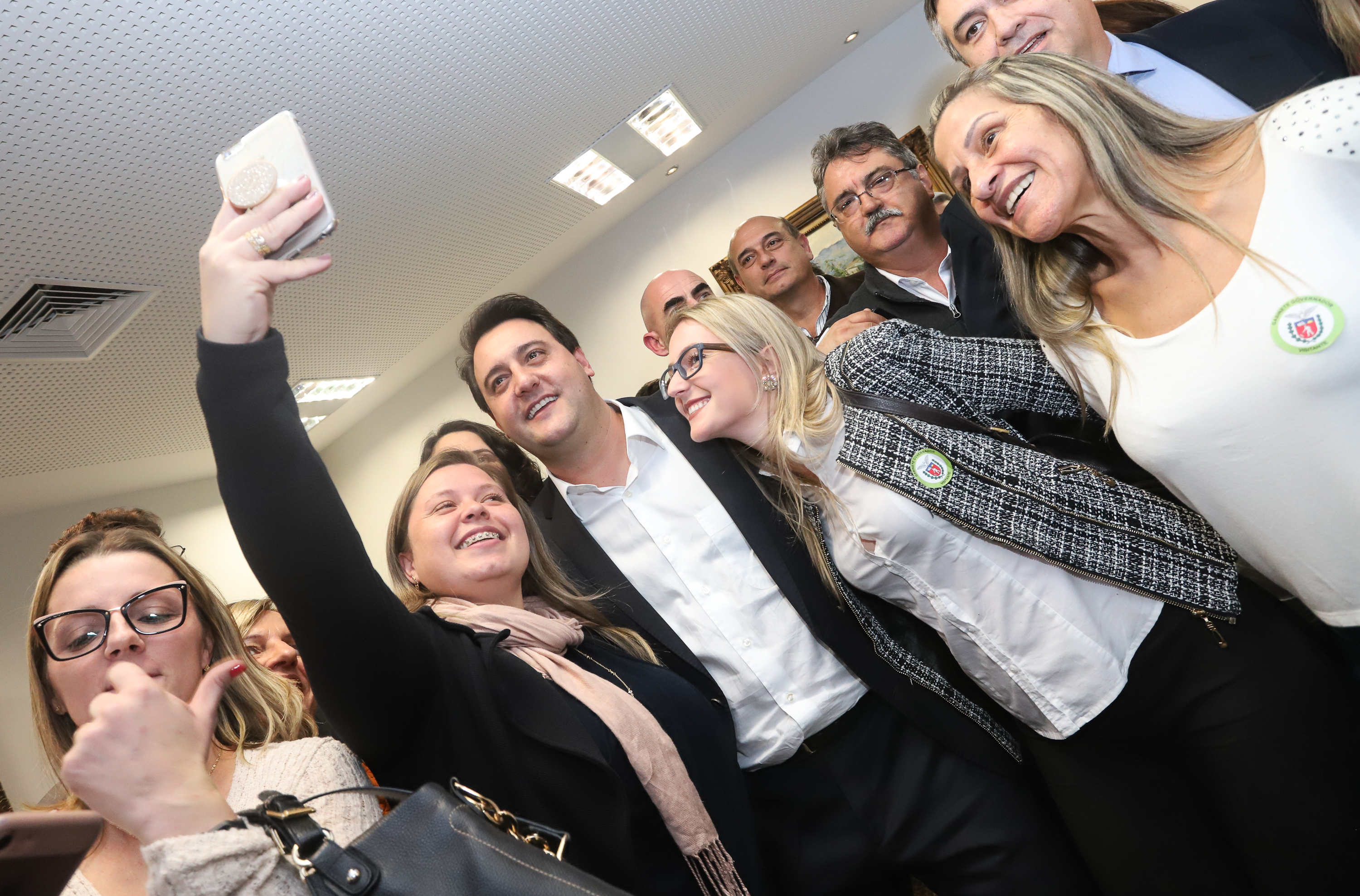O governador Carlos Massa Ratinho Junior e o secretário Beto Preto assinaram nesta segunda-feira (3) a liberação de R$ 20 milhões para 19 consórcios intermunicipais de saúde. Os benefícios vão chegar a 335 municípios do Estado. No mesmo ato, eles autorizaram a licitação das obras do Centro de Especialidades de Jacarezinho, no Norte Pioneiro, no valor de R$ 9,1 milhões. - Curitiba, 03/06/2019 - Foto: Rodrigo Félix Leal/ANPr