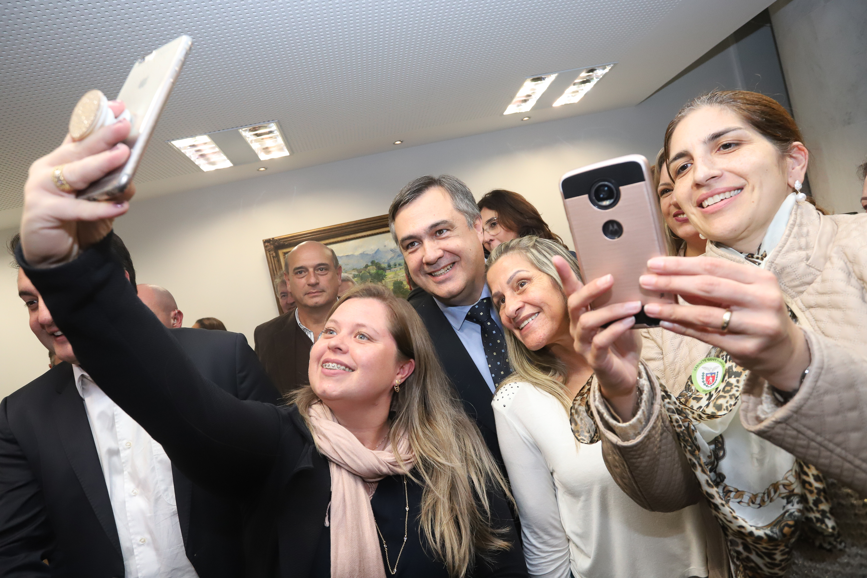 O governador Carlos Massa Ratinho Junior e o secretário Beto Preto assinaram nesta segunda-feira (3) a liberação de R$ 20 milhões para 19 consórcios intermunicipais de saúde. Os benefícios vão chegar a 335 municípios do Estado. No mesmo ato, eles autorizaram a licitação das obras do Centro de Especialidades de Jacarezinho, no Norte Pioneiro, no valor de R$ 9,1 milhões. - Curitiba, 03/06/2019 - Foto: Rodrigo Félix Leal/ANPr