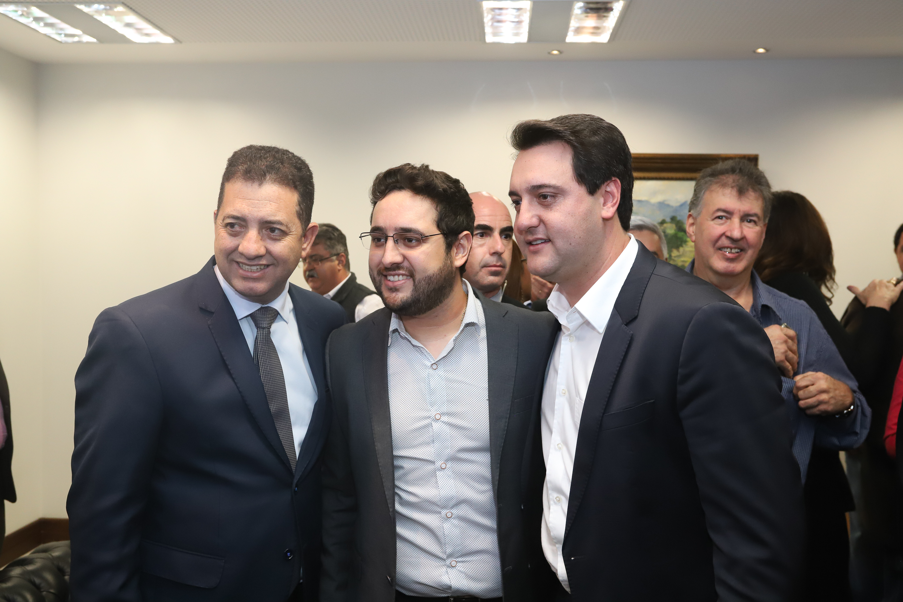 O governador Carlos Massa Ratinho Junior e o secretário Beto Preto assinaram nesta segunda-feira (3) a liberação de R$ 20 milhões para 19 consórcios intermunicipais de saúde. Os benefícios vão chegar a 335 municípios do Estado. No mesmo ato, eles autorizaram a licitação das obras do Centro de Especialidades de Jacarezinho, no Norte Pioneiro, no valor de R$ 9,1 milhões. - Curitiba, 03/06/2019 - Foto: Rodrigo Félix Leal/ANPr
