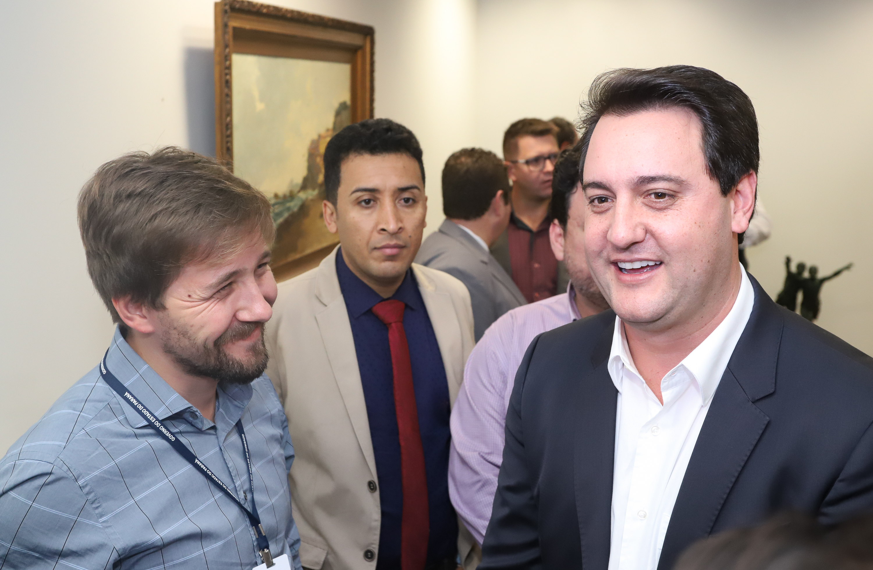 O governador Carlos Massa Ratinho Junior e o secretário Beto Preto assinaram nesta segunda-feira (3) a liberação de R$ 20 milhões para 19 consórcios intermunicipais de saúde. Os benefícios vão chegar a 335 municípios do Estado. No mesmo ato, eles autorizaram a licitação das obras do Centro de Especialidades de Jacarezinho, no Norte Pioneiro, no valor de R$ 9,1 milhões. - Curitiba, 03/06/2019 - Foto: Rodrigo Félix Leal/ANPr