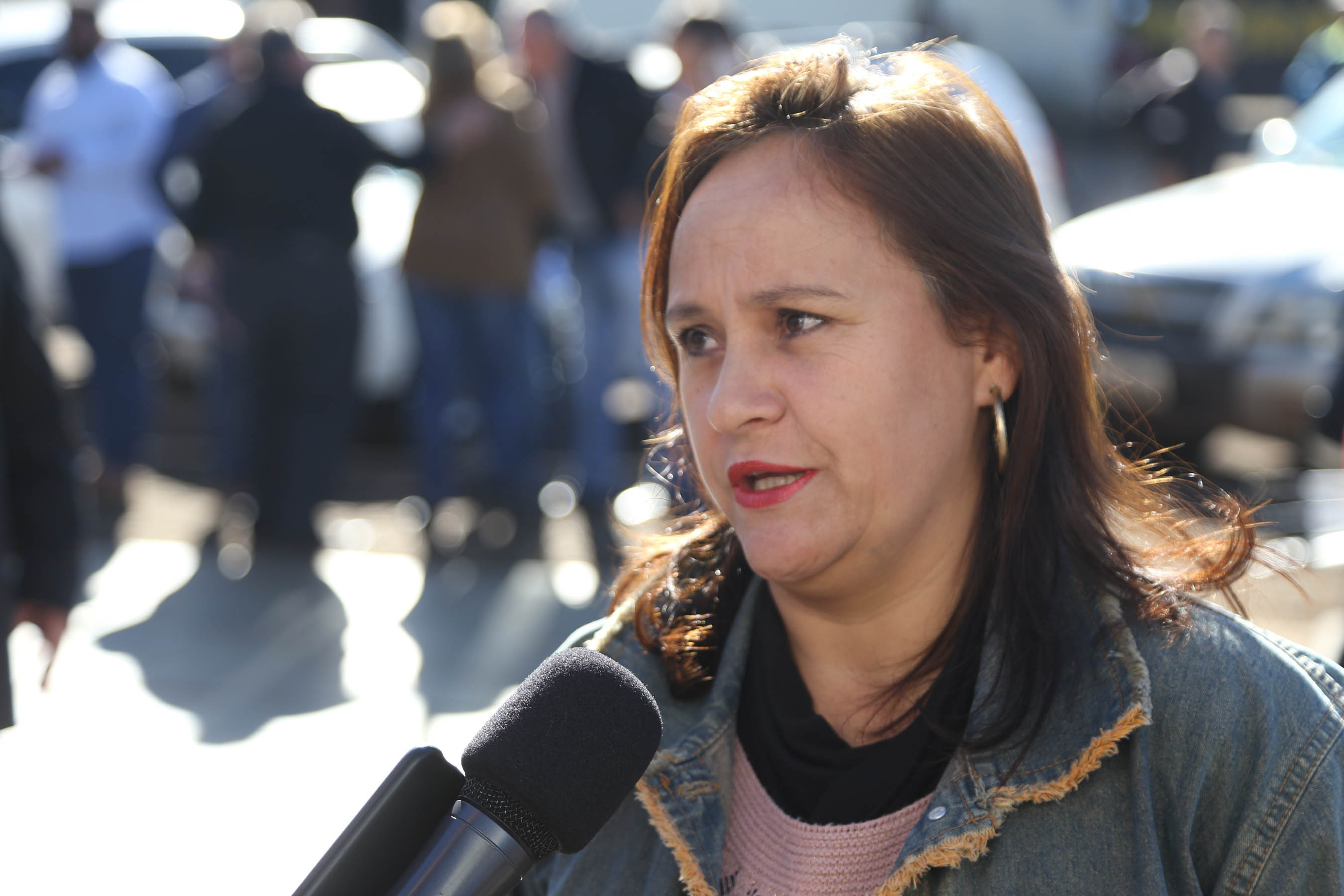Cinquenta e seis famílias de produtores rurais ocupantes de terras pertencentes ao Estado (devolutas) em Pitanga e Boa Ventura do São Roque, no Centro do Paraná, receberam nesta sexta-feira (7) os títulos de propriedade de seus imóveis. Aguardado há anos pelas famílias, o documento de regularização das terras foi entregue em encontro com o governador Carlos Massa Ratinho Junior, realizado em Pitanga. Foto: José Fernando Ogura/ANPr
