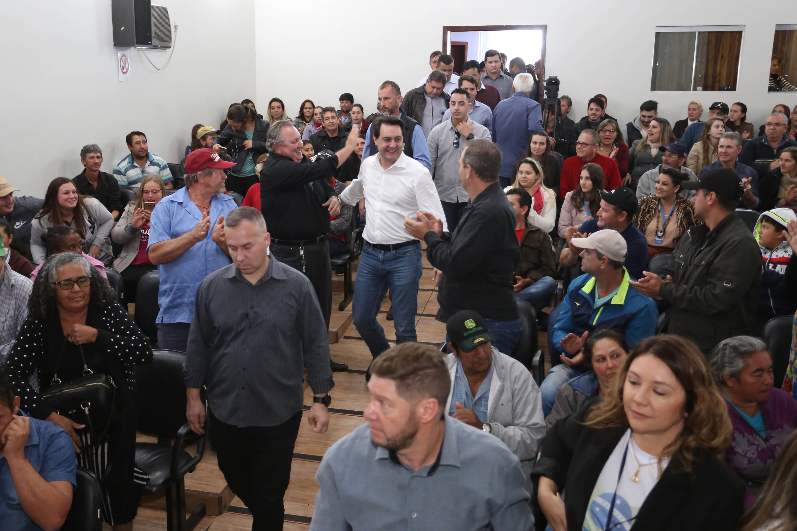 Cinquenta e seis famílias de produtores rurais ocupantes de terras pertencentes ao Estado (devolutas) em Pitanga e Boa Ventura do São Roque, no Centro do Paraná, receberam nesta sexta-feira (7) os títulos de propriedade de seus imóveis. Aguardado há anos pelas famílias, o documento de regularização das terras foi entregue em encontro com o governador Carlos Massa Ratinho Junior, realizado em Pitanga. Foto: José Fernando Ogura/ANPr