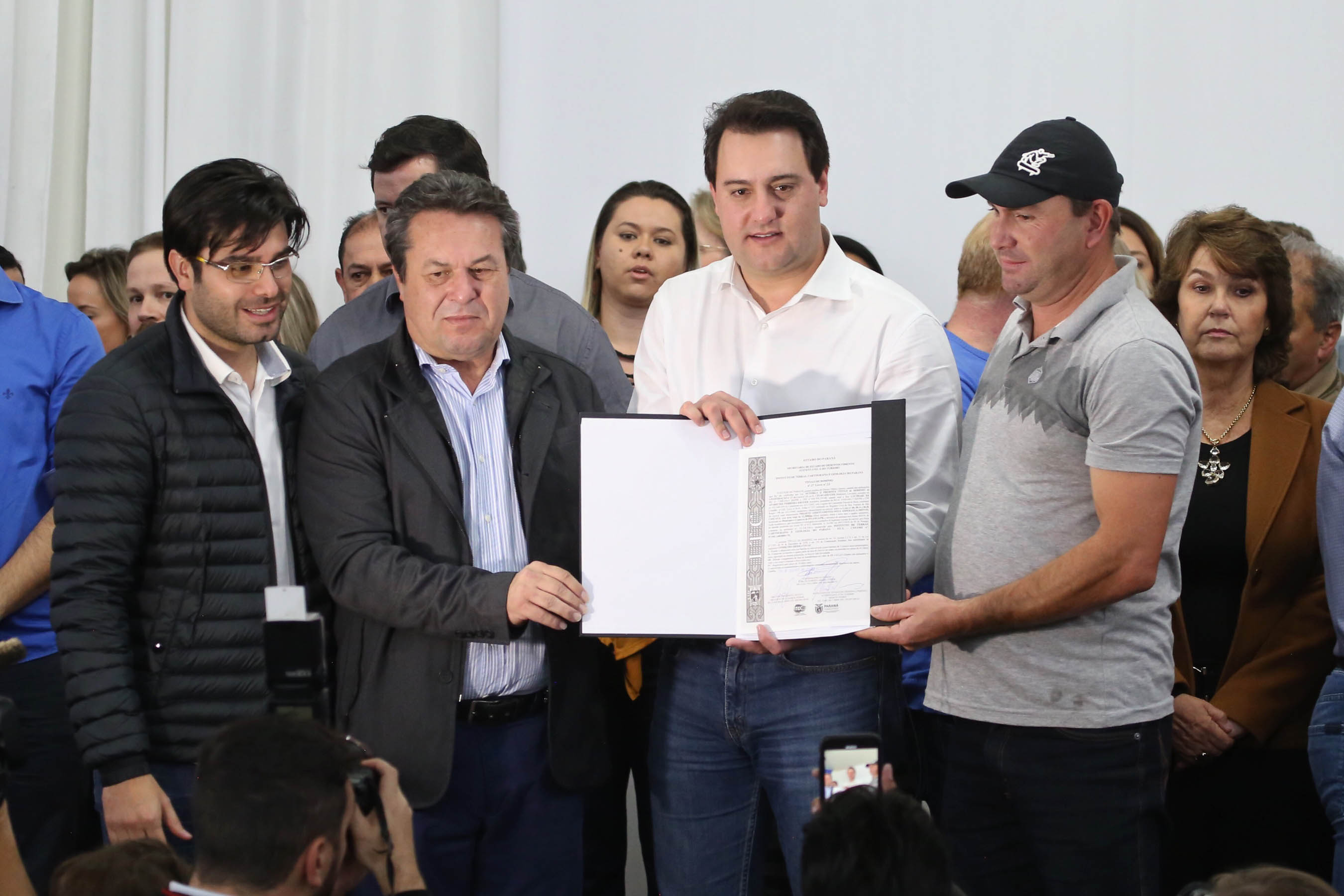 Cinquenta e seis famílias de produtores rurais ocupantes de terras pertencentes ao Estado (devolutas) em Pitanga e Boa Ventura do São Roque, no Centro do Paraná, receberam nesta sexta-feira (7) os títulos de propriedade de seus imóveis. Aguardado há anos pelas famílias, o documento de regularização das terras foi entregue em encontro com o governador Carlos Massa Ratinho Junior, realizado em Pitanga. Foto: José Fernando Ogura/ANPr