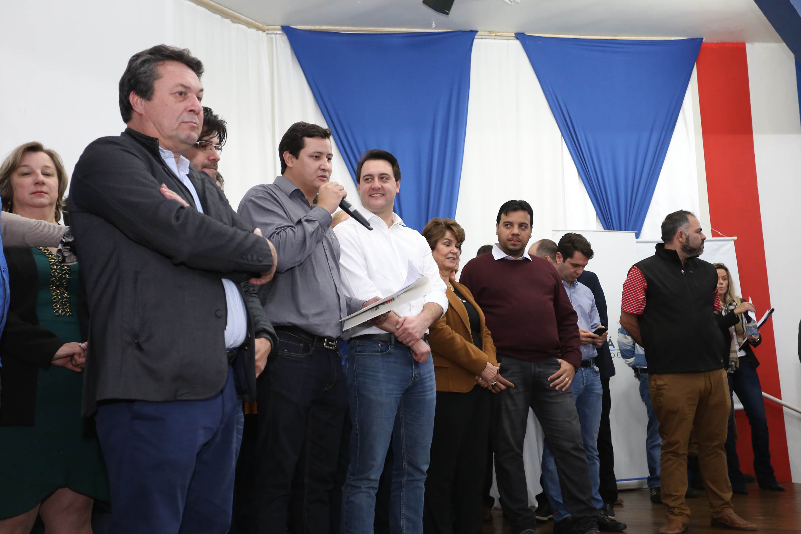 Cinquenta e seis famílias de produtores rurais ocupantes de terras pertencentes ao Estado (devolutas) em Pitanga e Boa Ventura do São Roque, no Centro do Paraná, receberam nesta sexta-feira (7) os títulos de propriedade de seus imóveis. Aguardado há anos pelas famílias, o documento de regularização das terras foi entregue em encontro com o governador Carlos Massa Ratinho Junior, realizado em Pitanga. Foto: José Fernando Ogura/ANPr