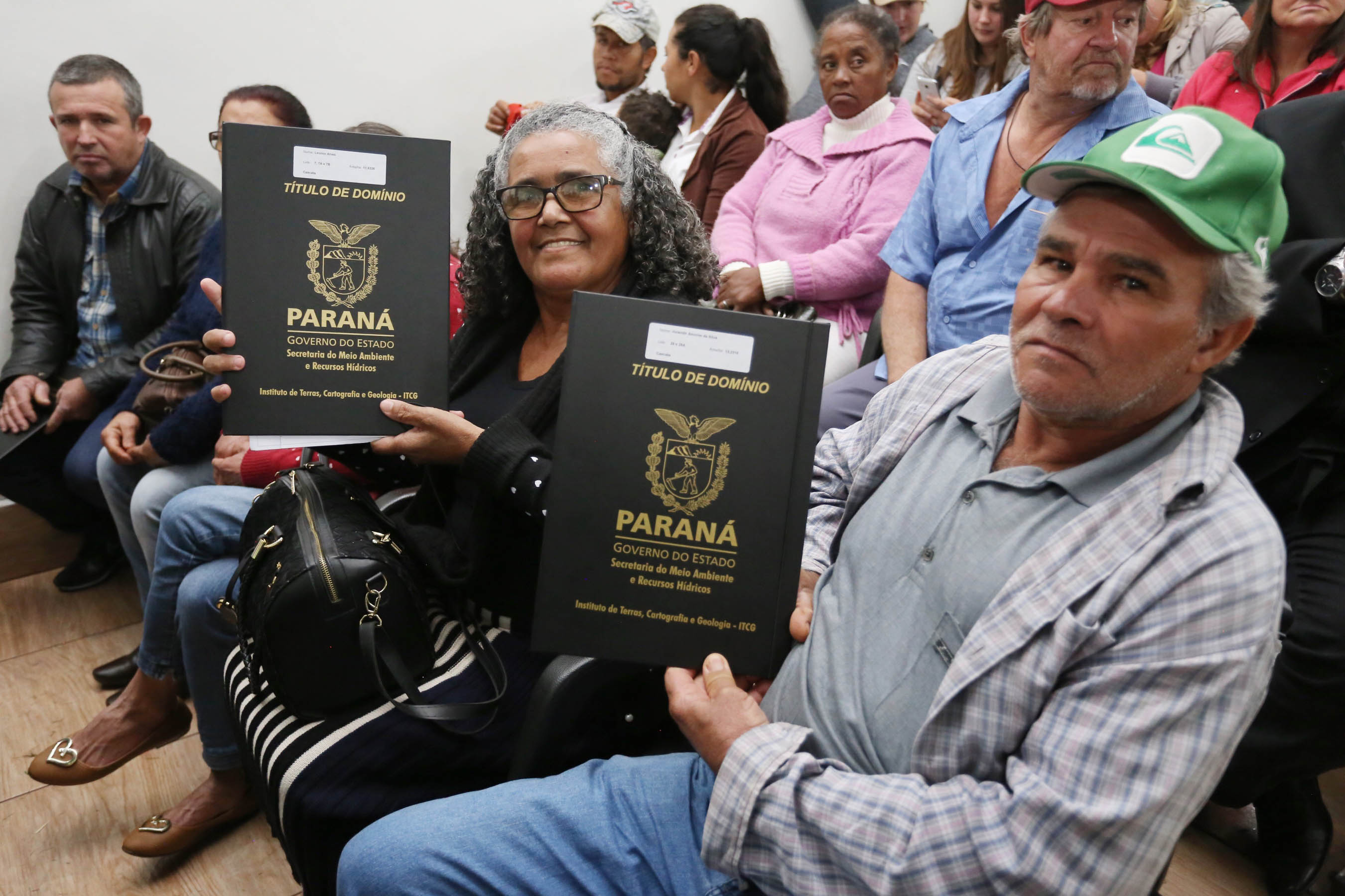 Cinquenta e seis famílias de produtores rurais ocupantes de terras pertencentes ao Estado (devolutas) em Pitanga e Boa Ventura do São Roque, no Centro do Paraná, receberam nesta sexta-feira (7) os títulos de propriedade de seus imóveis. Aguardado há anos pelas famílias, o documento de regularização das terras foi entregue em encontro com o governador Carlos Massa Ratinho Junior, realizado em Pitanga. Foto: José Fernando Ogura/ANPr
