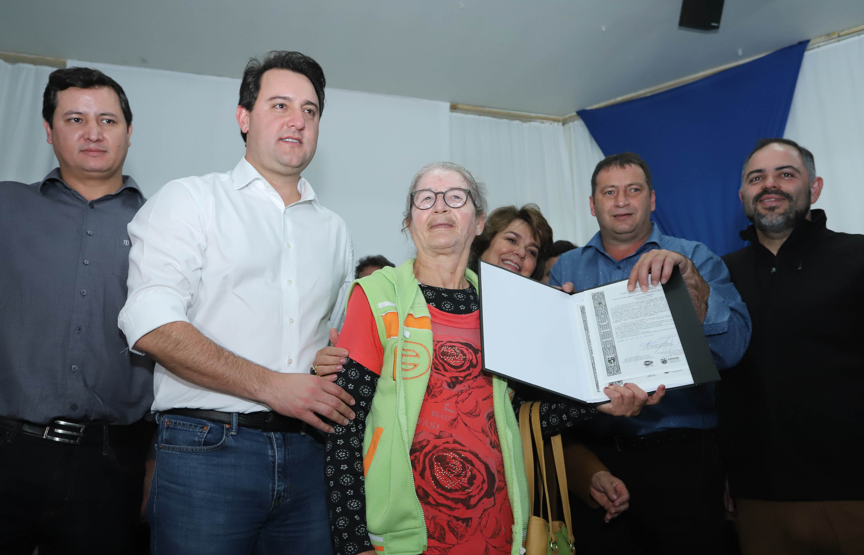Cinquenta e seis famílias de produtores rurais ocupantes de terras pertencentes ao Estado (devolutas) em Pitanga e Boa Ventura do São Roque, no Centro do Paraná, receberam nesta sexta-feira (7) os títulos de propriedade de seus imóveis. Aguardado há anos pelas famílias, o documento de regularização das terras foi entregue em encontro com o governador Carlos Massa Ratinho Junior, realizado em Pitanga. Foto: Rodrigo Felix Leal/ANPr