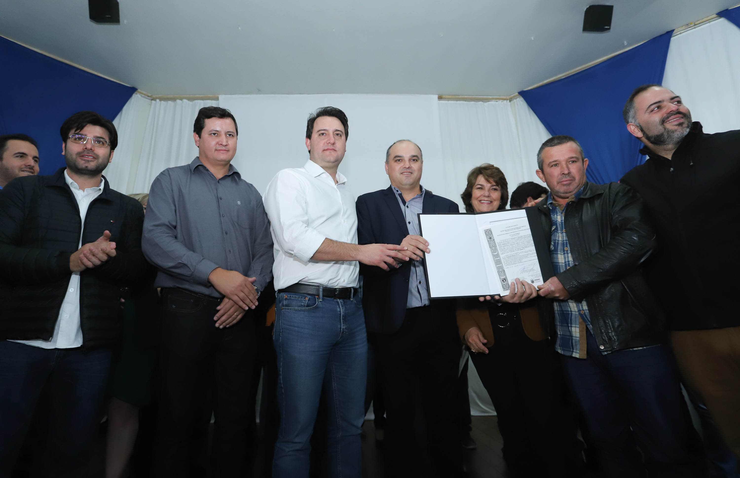 Cinquenta e seis famílias de produtores rurais ocupantes de terras pertencentes ao Estado (devolutas) em Pitanga e Boa Ventura do São Roque, no Centro do Paraná, receberam nesta sexta-feira (7) os títulos de propriedade de seus imóveis. Aguardado há anos pelas famílias, o documento de regularização das terras foi entregue em encontro com o governador Carlos Massa Ratinho Junior, realizado em Pitanga. Foto: Rodrigo Felix Leal/ANPr